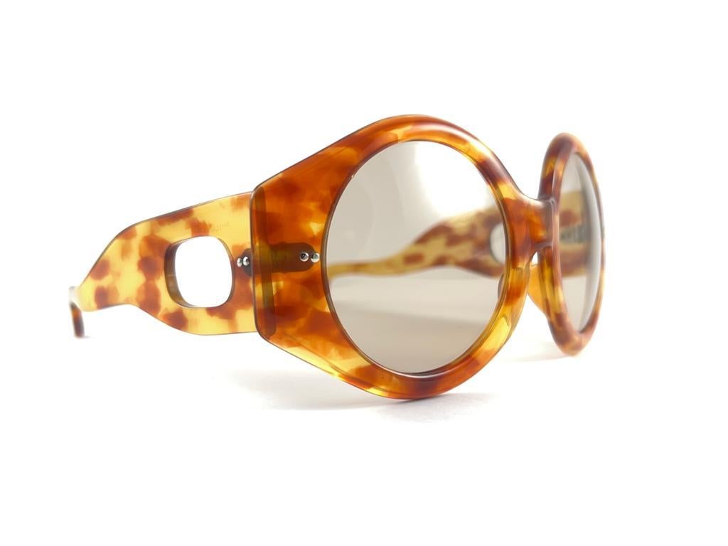 
 
New Rare Collector's Item, Museum Piece Vintage Philippe Chevalier Light Tortoise Oversized Sunglasses With Light Brown Lenses.   
Une superbe trouvaille. 

Veuillez noter que cet article peut présenter des signes mineurs d'usure. 


Fabriqué en