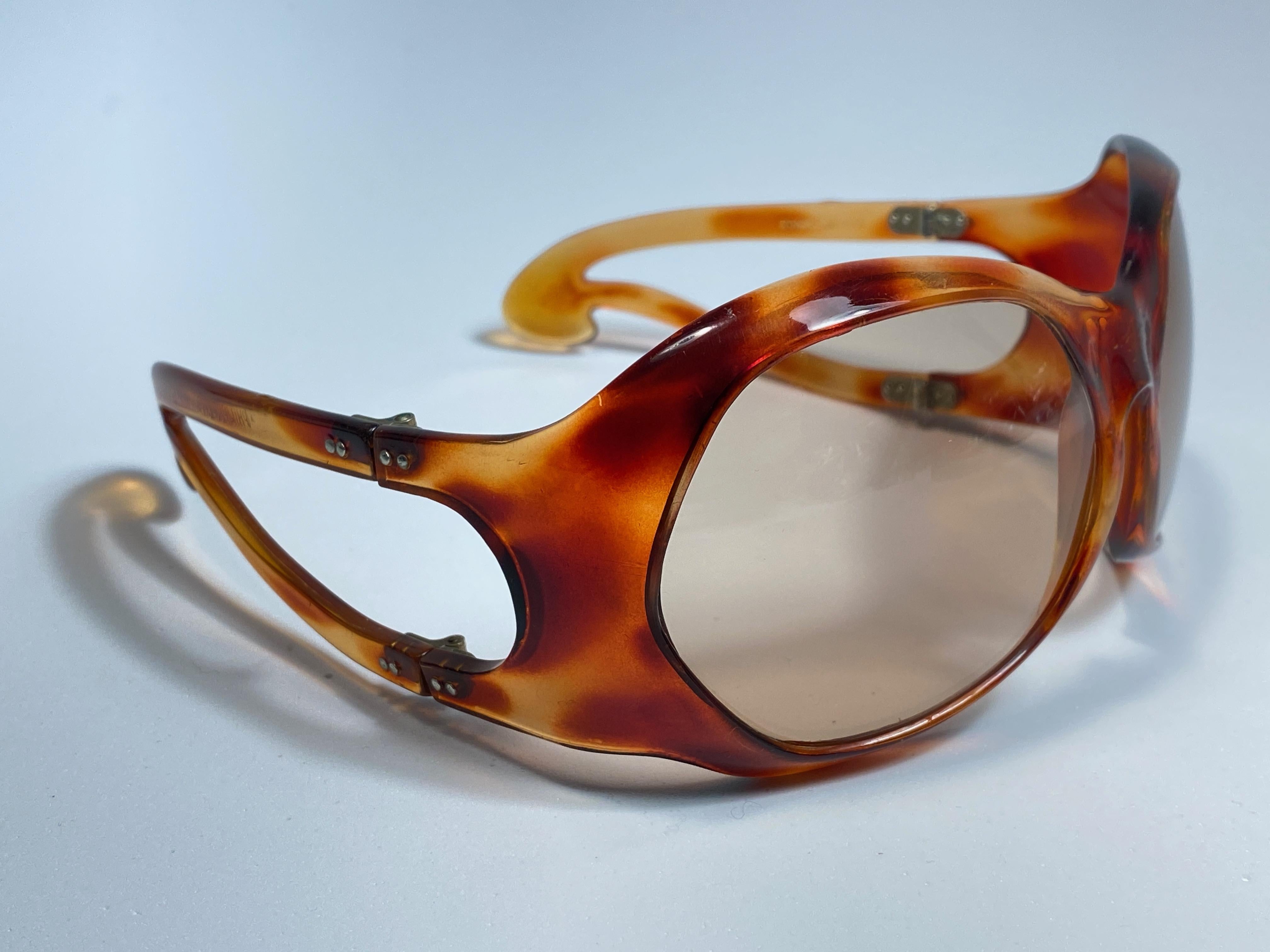 Nouvelle pièce de collection rare, pièce de musée vintage Philippe Chevalier light tortoise oversized sunglasses with light lenses.   
Une superbe trouvaille. 

Veuillez noter que cet article présente des signes mineurs d'usure au niveau de la