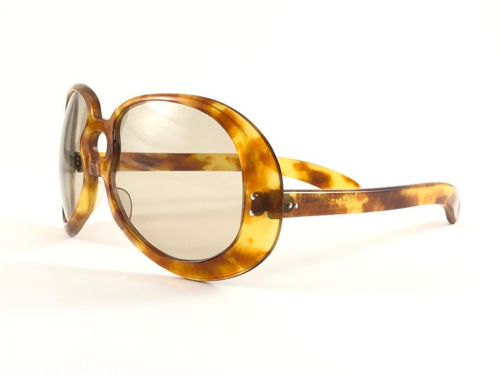 Nouvelle pièce de collection rare vintage Philippe Chevalier lunettes de soleil surdimensionnées en tortue légère avec des verres marron moyen impeccables.   
Une superbe trouvaille. 

Veuillez noter que cet article peut présenter des signes d'usure