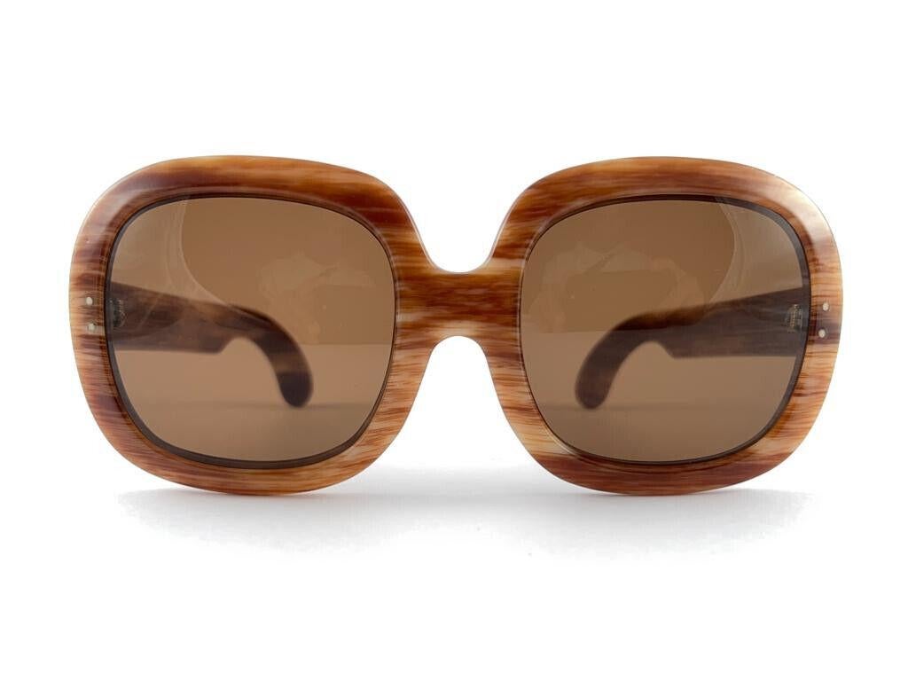 Rare pièce de collection vintage Philippe Chevalier lunettes de soleil rayées tan avec verres marron moyen. 

Une superbe trouvaille dans un état neuf, jamais porté. Veuillez noter que cet article peut présenter des signes d'usure plus légers dus au