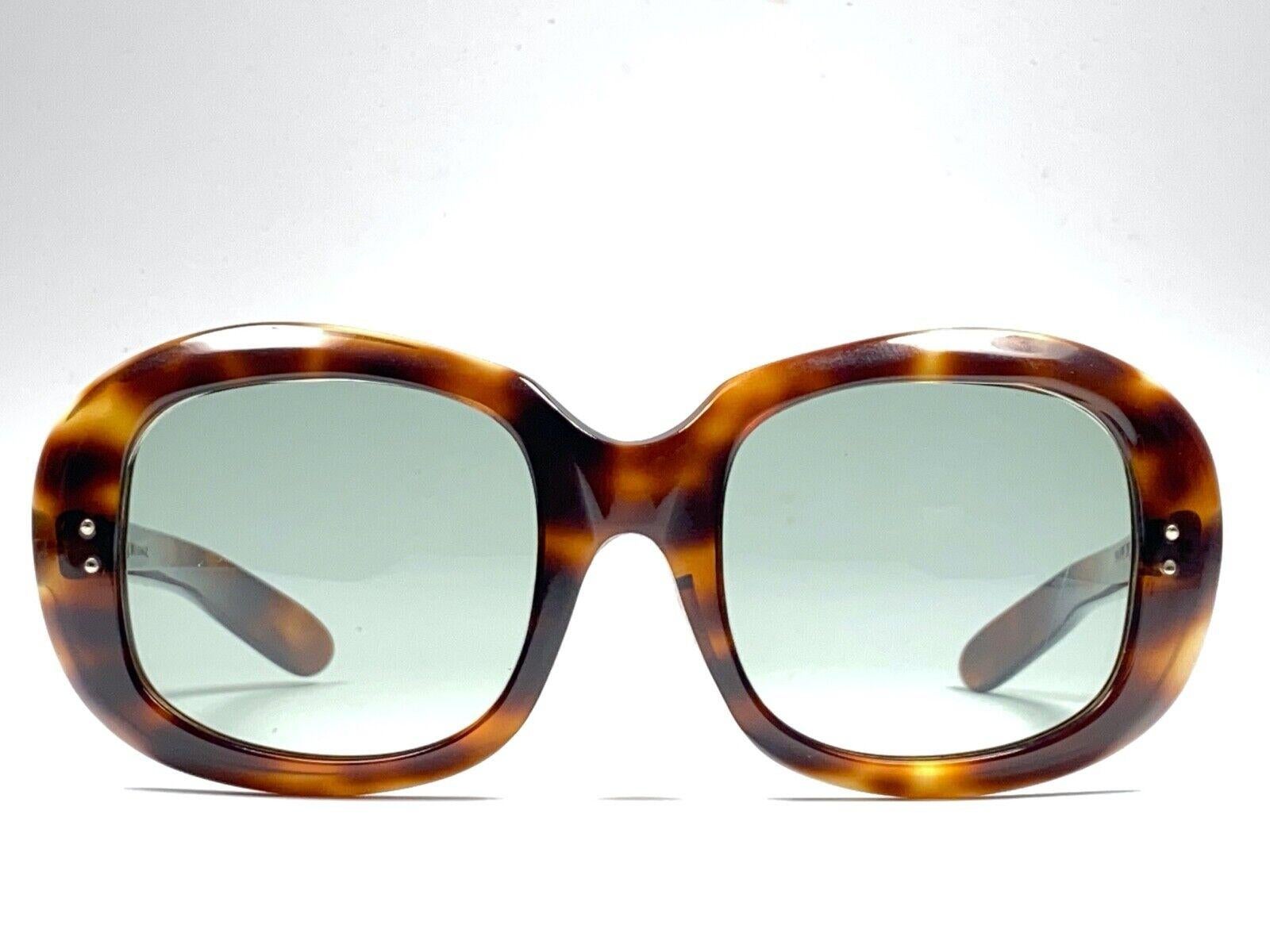 Vintage seltenes Sammlerstück vintage Philippe Chevalier übergroße Sonnenbrille mit mittelgrünen Gläsern.   
Ein hervorragender Fund in neuem, nie getragenem Zustand. 
Bitte beachten Sie, dass dieser Artikel aufgrund der Lagerung geringere