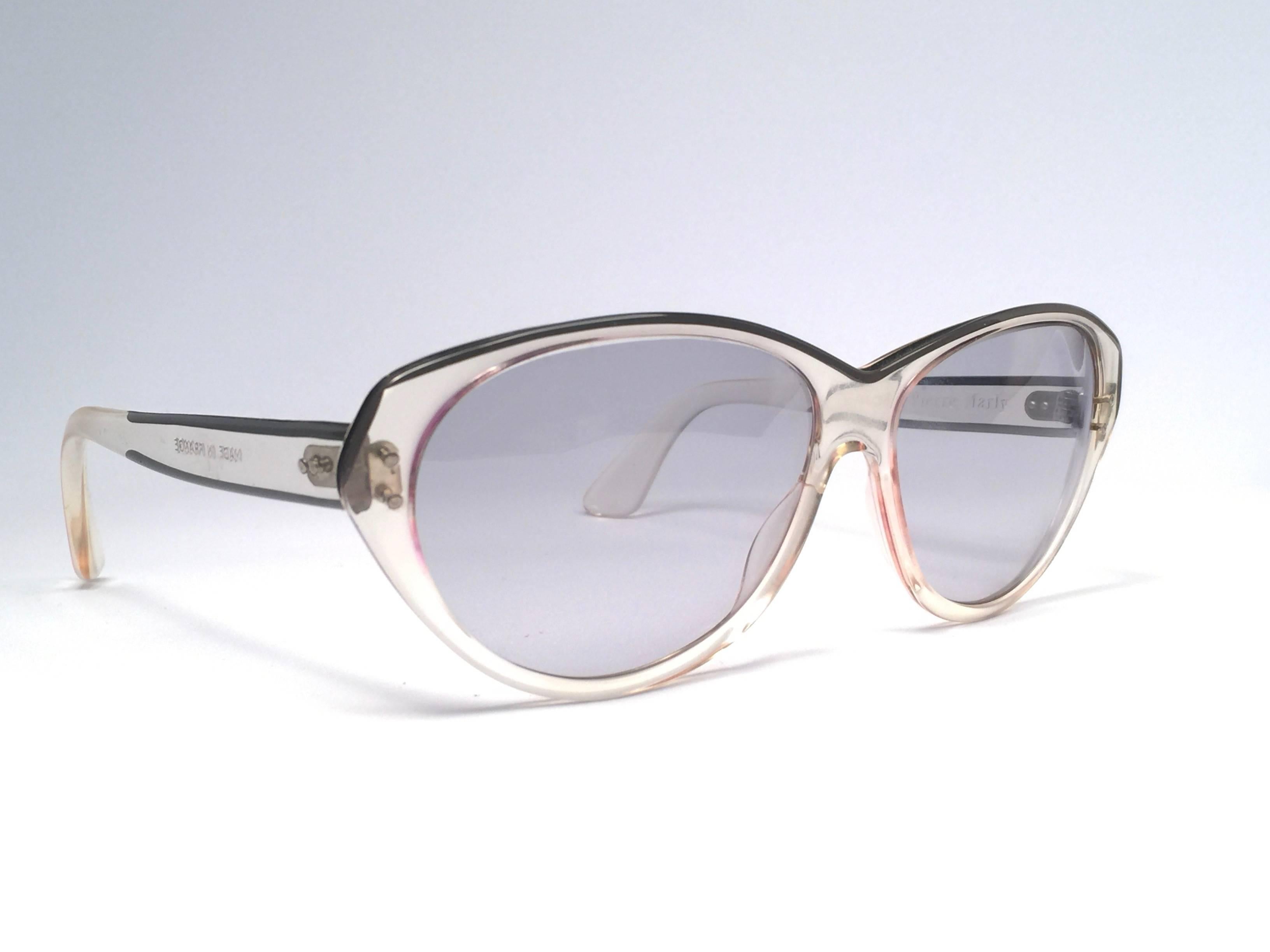 Mint and ultra rare Pierre Marly Doly sunglasses. Spotless light blue lenses. 

Amazing clear oversized frame. Chic and crazy 1960’s Pierre Marly very own cocktail scene. 

A real treasure not to miss out!!

Please noticed this item has light sign