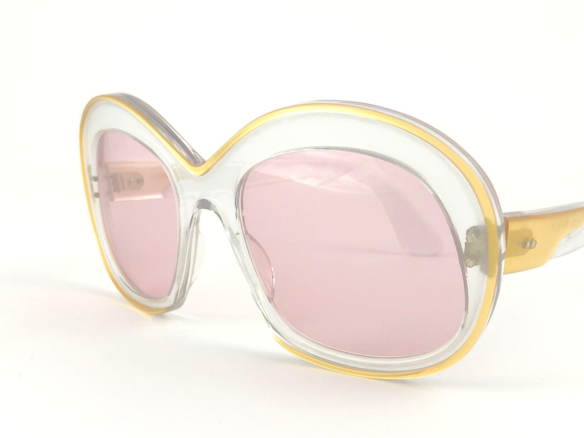 New and ultra rare Pierre Marly Sourcilla sunglasses. Spotless light pink lenses. 

Amazing clear frame. Chic and crazy 1960’s Pierre Marly very own cocktail scene. 

A real treasure not to miss out!!

Please noticed this item has light sign of wear