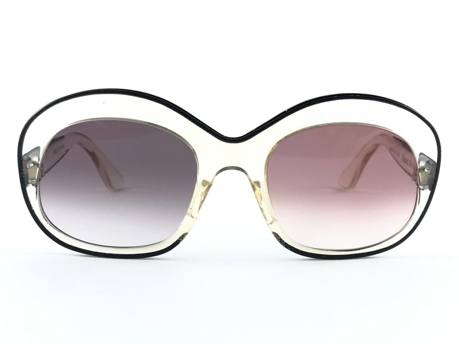 New and ultra rare Pierre Marly Sourcilla sunglasses. Spotless two different lens colors adding up to the feel of this fashion forward frame.

Amazing clear frame. Chic and crazy 1960’s Pierre Marly very own cocktail scene. 

A real treasure not to