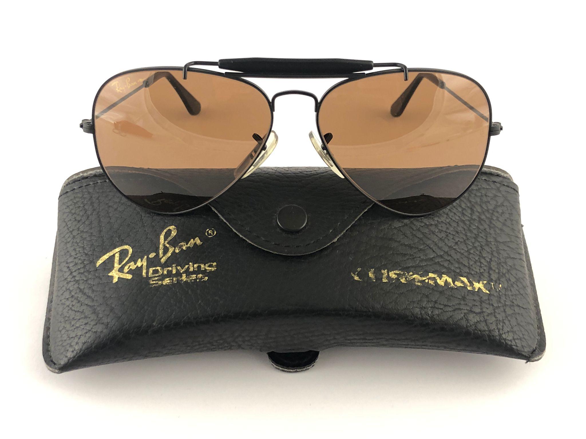 Nuevas, raras y buscadas Ray Ban Vintage Chromax. Montura dorada Outdoorsman de 58 mm con un par de lentes grabadas Chromax B&L.

Nuevo, nunca usado ni expuesto, este artículo es un hallazgo magnífico.
Puede tener pequeños signos de desgaste debidos