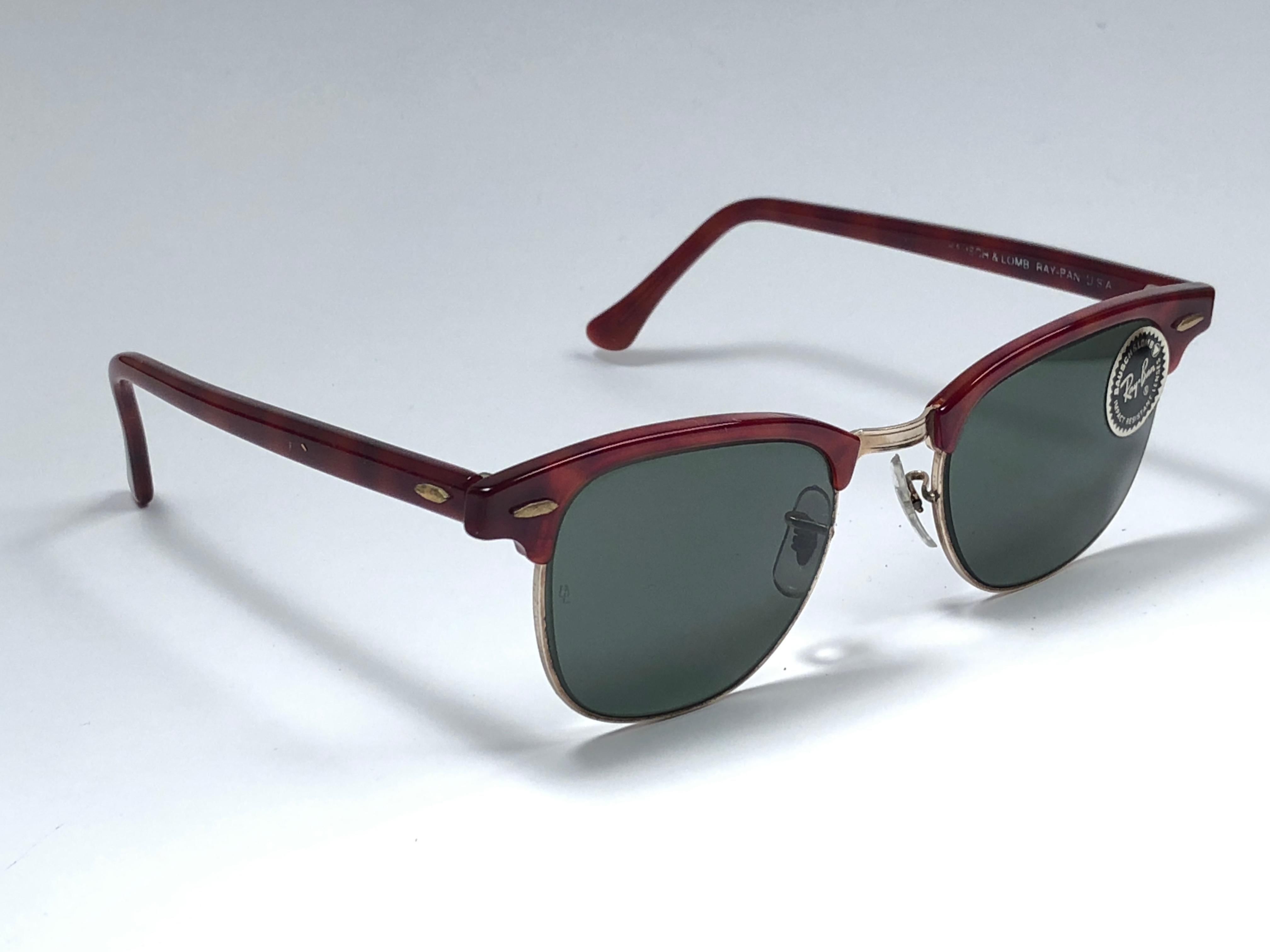 New classic Clubmaster in deep red and gold. B&L etched in both g15 grey lenses. Please notice that this item is nearly 40 years old and could show some storage wear.  
New, ever worn or displayed.