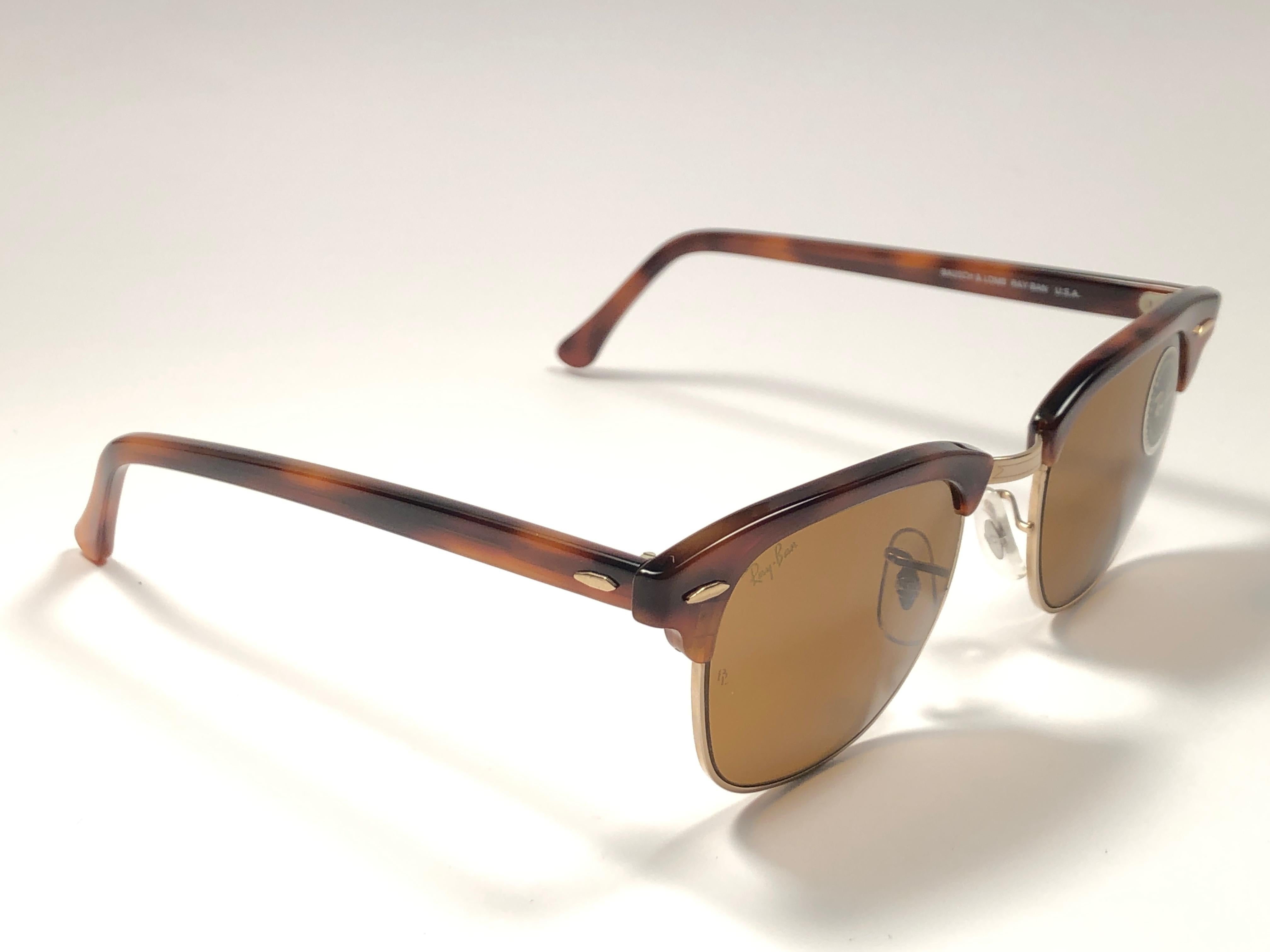 New classic Clubmaster in tortoise and gold. B&L etched in both B15 brown lenses. Please notice that this item is nearly 40 years old and could show some storage wear.  
New, ever worn or displayed.