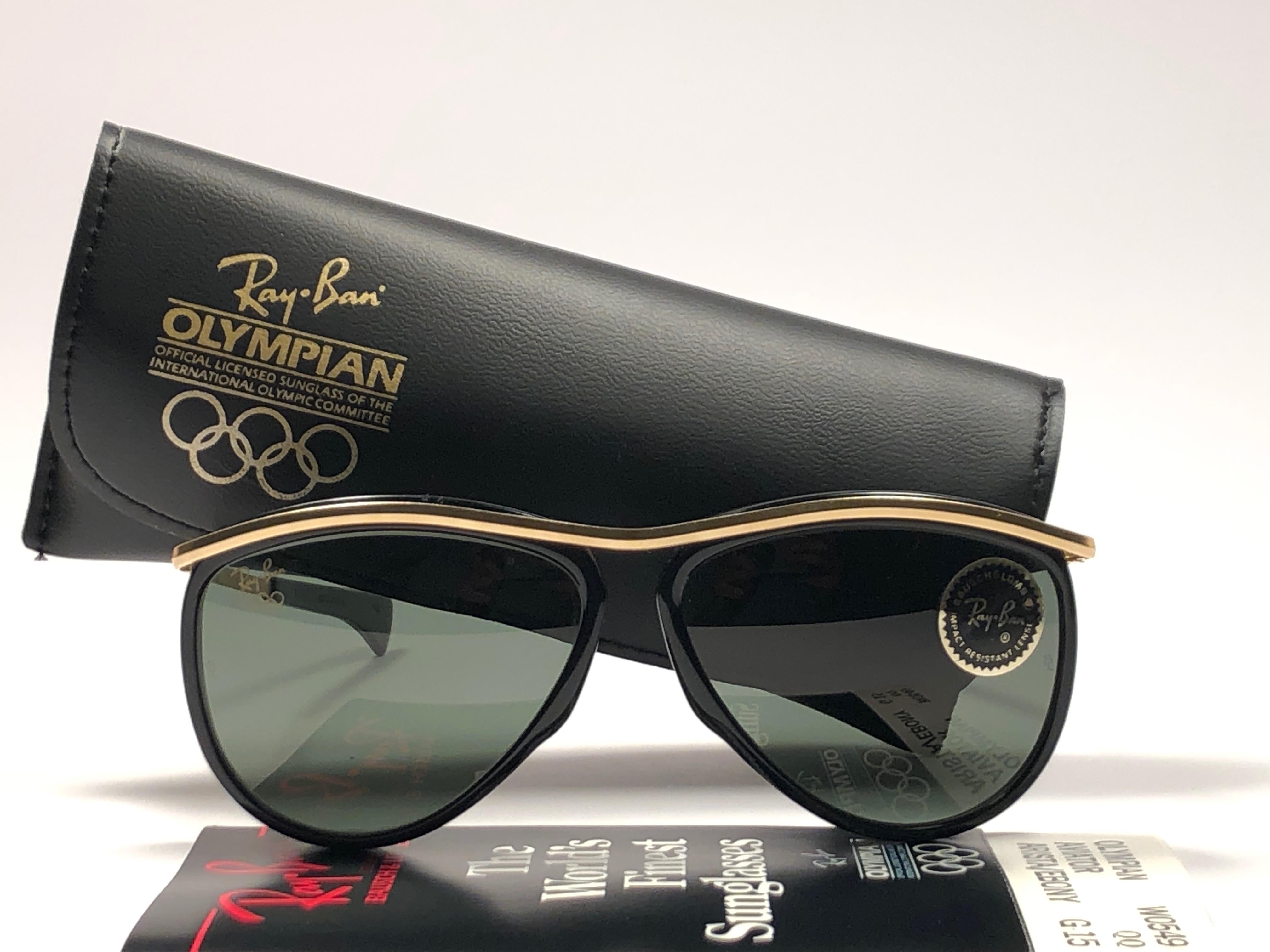 
New Ray Ban Olympics Series. B&L etched in both G15 grey lenses.  Please notice that this item is nearly 40 years old and could show some storage wear. 

New, ever worn or displayed. Made in USA. FULL SET.

FRONT : 14.5 CMS
LENS HEIGHT : 4.8