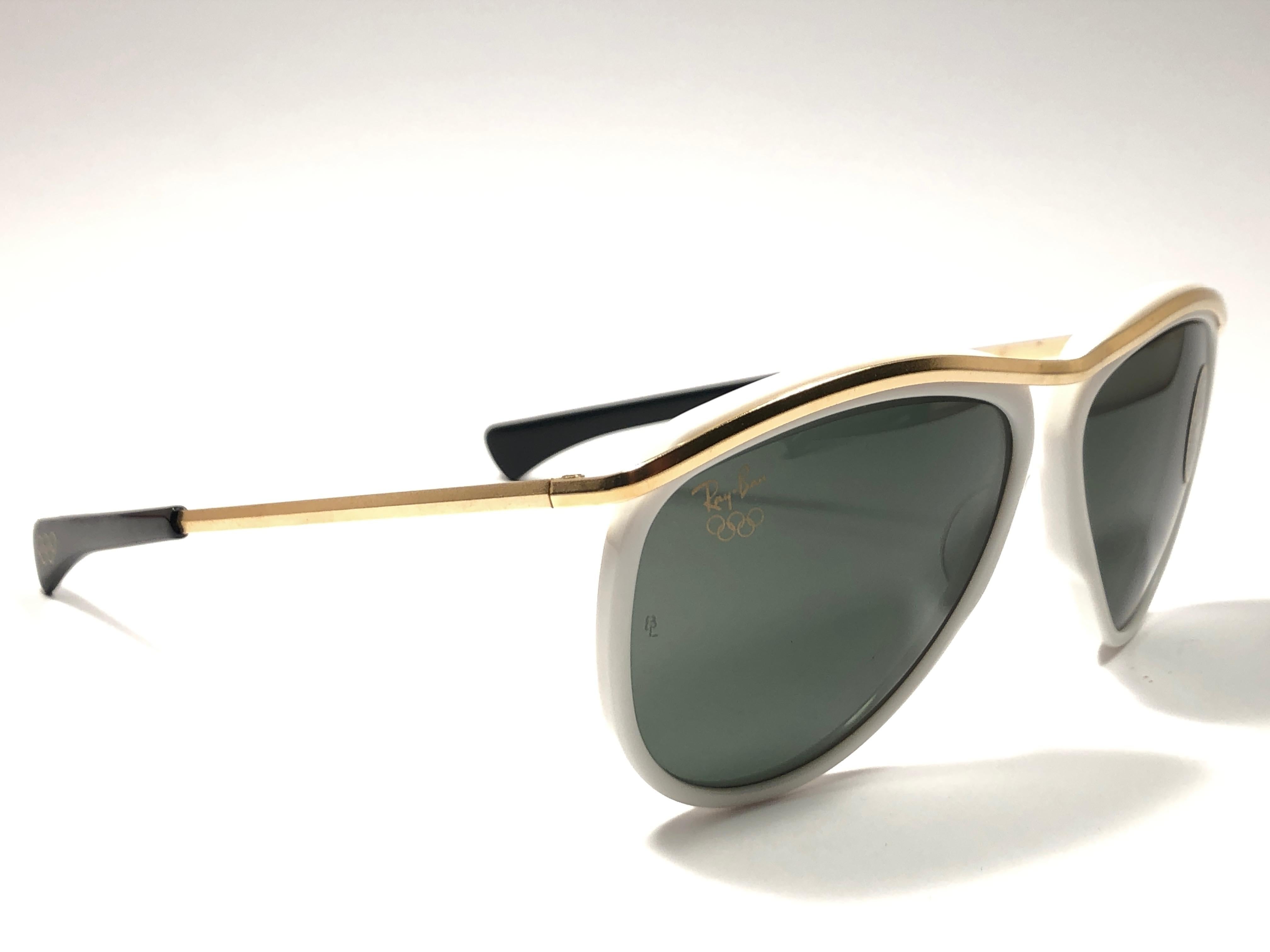 
Nouvelle série Ray Ban Olympics. B&L gravé dans les deux lentilles grises G15.  Veuillez noter que cet article a près de 40 ans et peut présenter une certaine usure due au stockage. 

Neuf, jamais porté ou exposé. Fabriqué aux États-Unis. ENSEMBLE