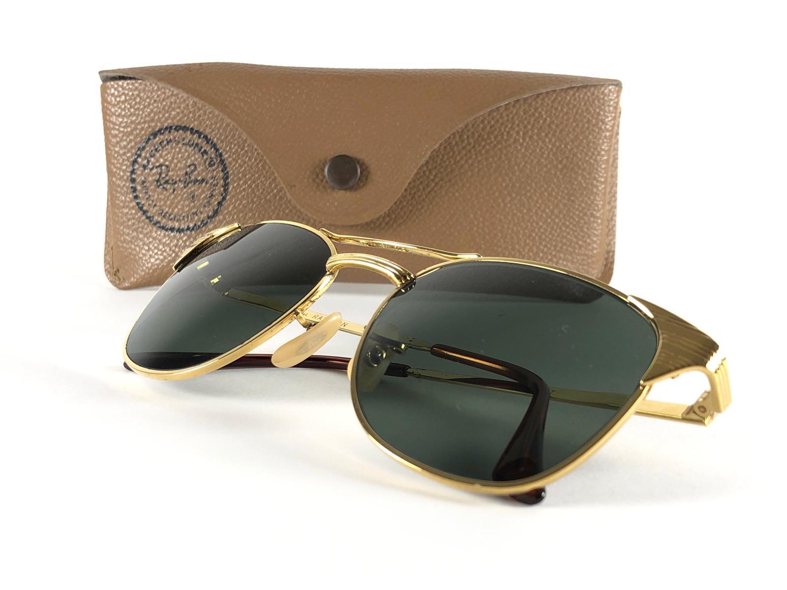  Gafas de sol Vintage Classic Signet Ray Ban B&L.

Lentes grises G15.

Funda original Ray Ban B&L. Este artículo tiene ligeros arañazos en las lentes y un ligero desgaste en la montura.

Diseñado y fabricado en EE.UU.
