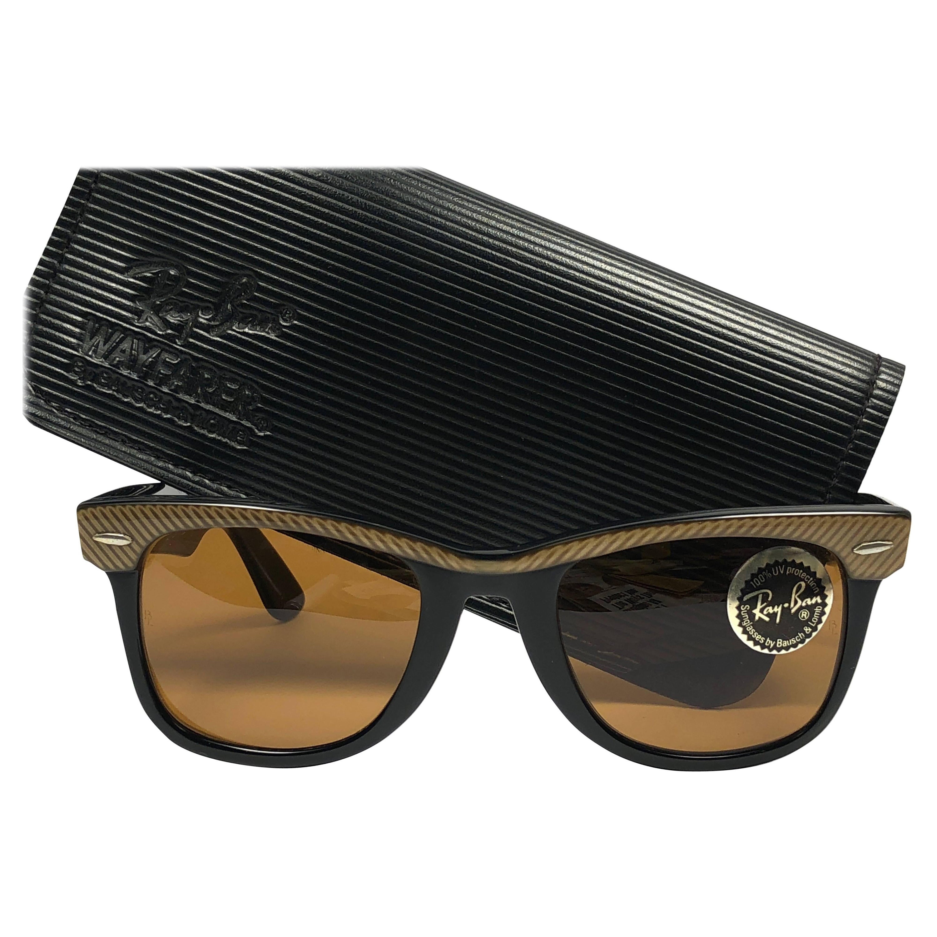 Nuovi occhiali da sole Ray Ban Wayfarer Classic con lenti rame e nero ambra USA anni '80 in vendita