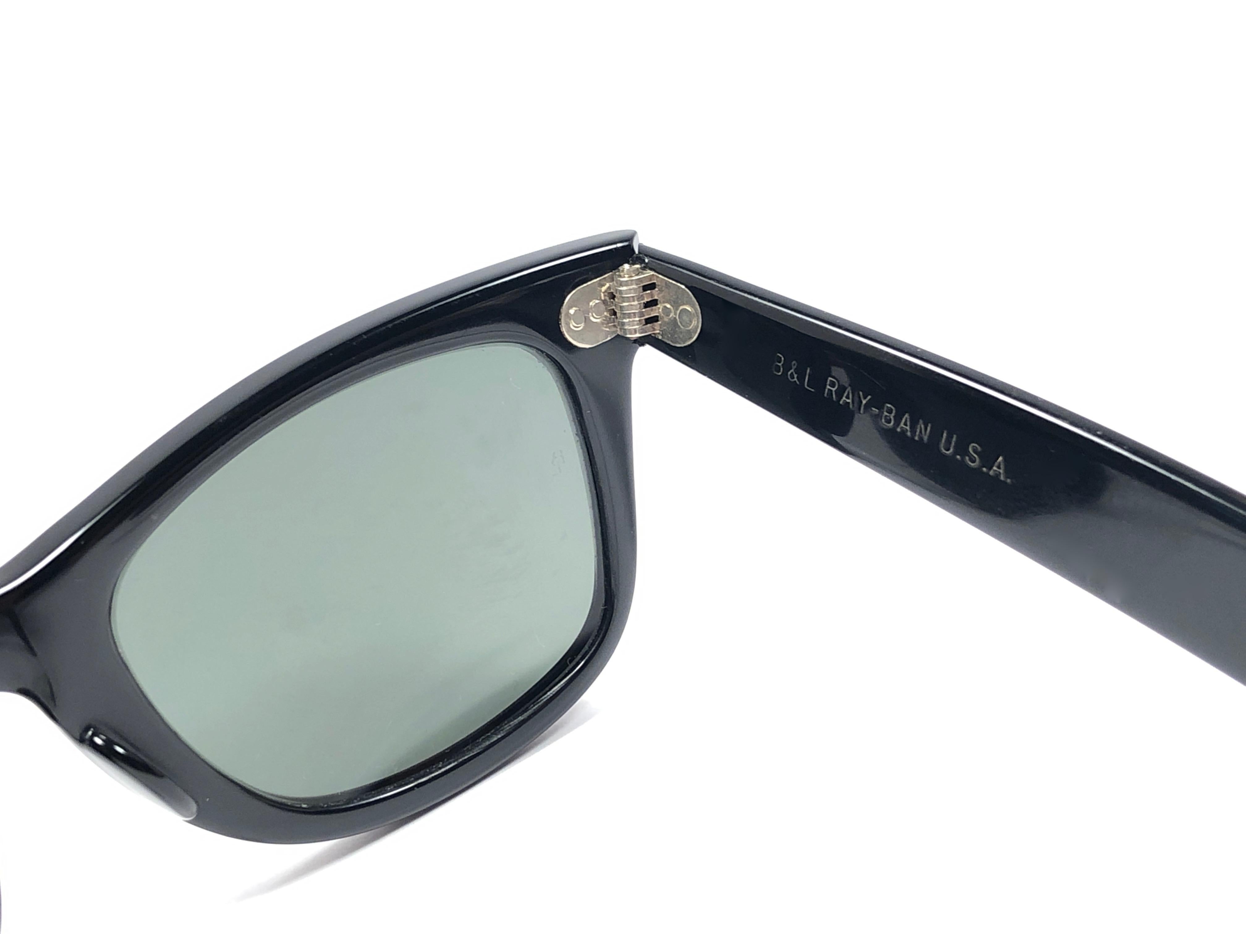 New Ray Ban The Wayfarer Fuchsia / Black B&L G15 Grey Lenses USA 80's Sunglasses In New Condition In Baleares, Baleares