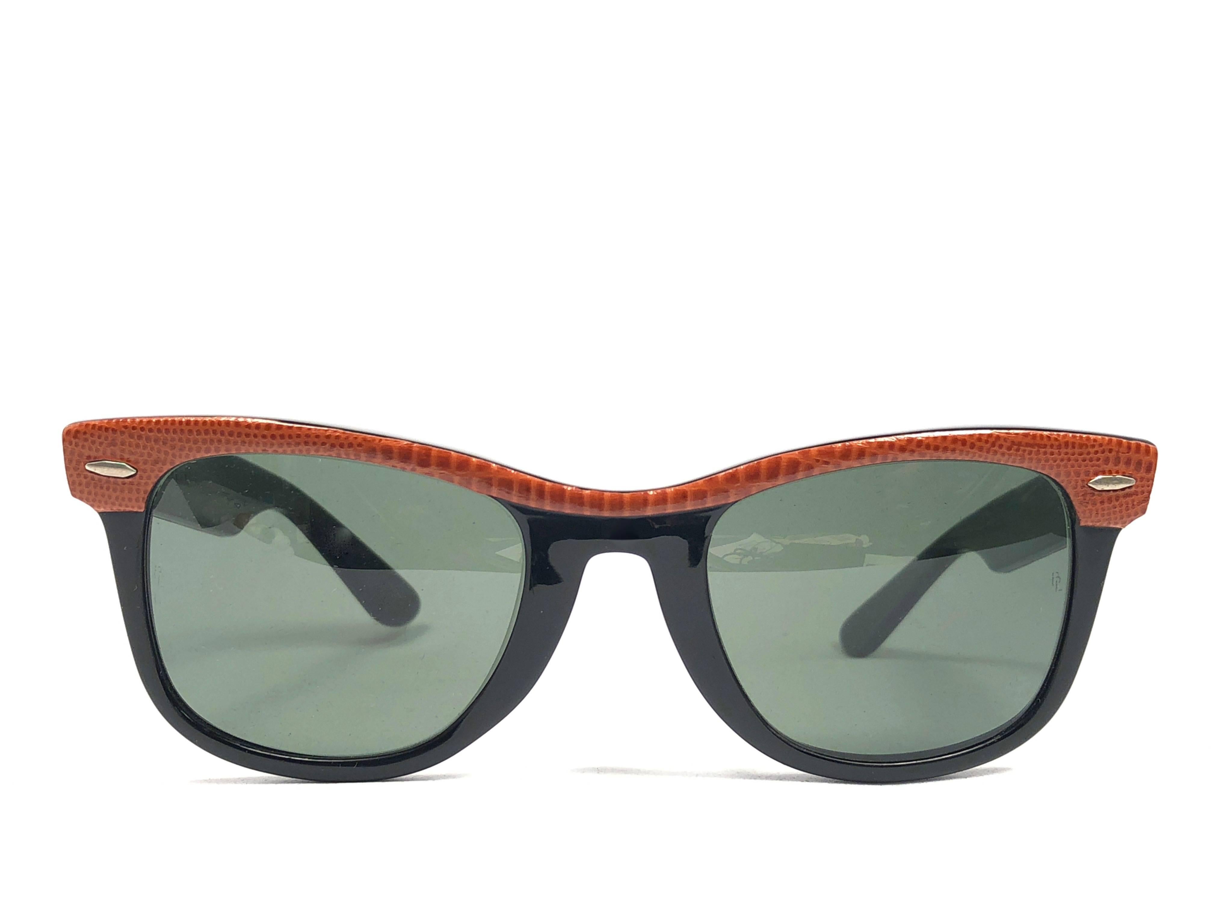 
Wayfarer classico vintage in pelle arancione e nero. 

B&L inciso su entrambe le lenti grigie G15. Si prega di notare che questo articolo ha quasi 40 anni e presenta alcuni segni di usura dovuti alla conservazione. 



ANTERIORE : 13.5 CMS
ALTEZZA