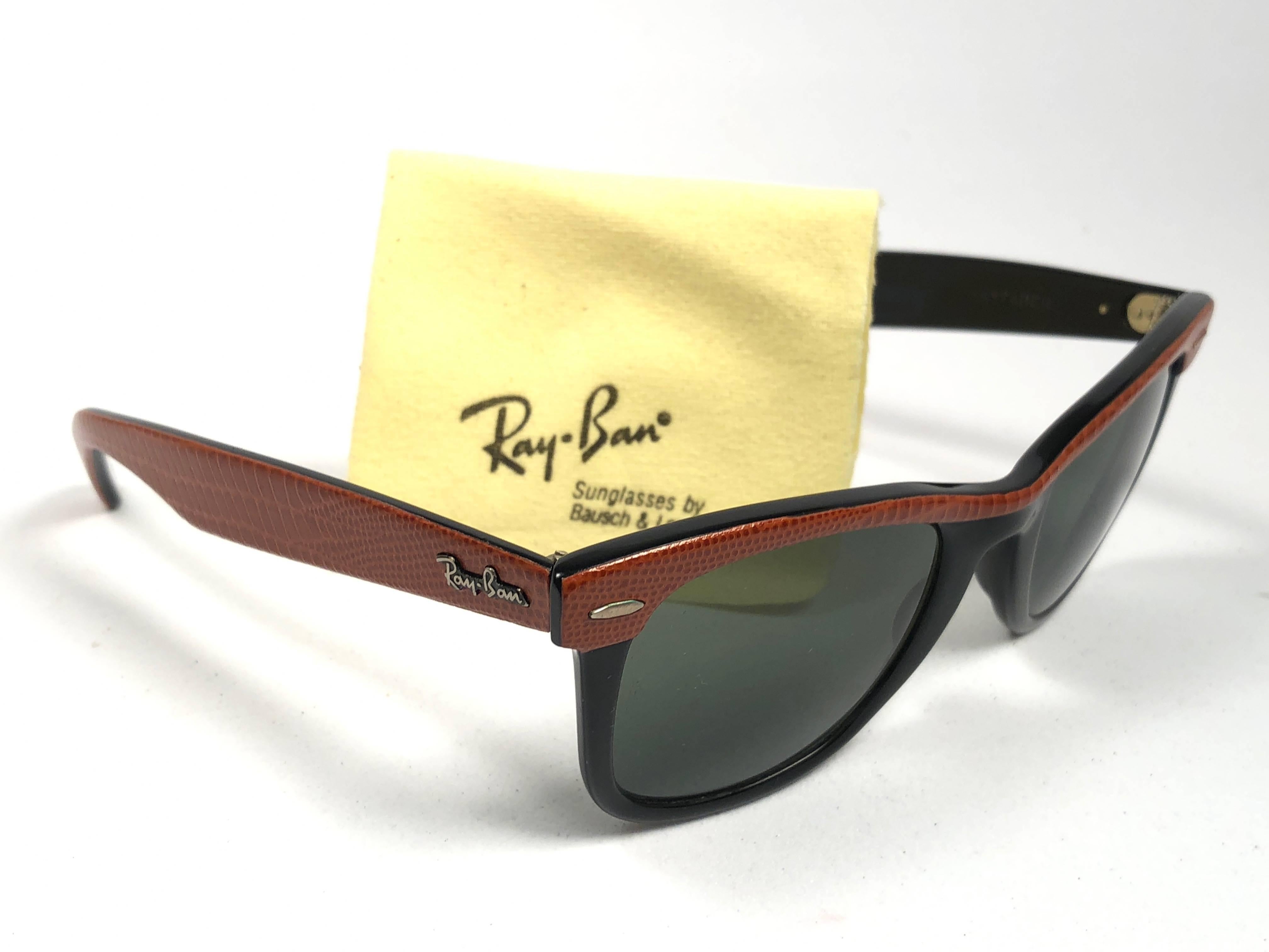 Grigio Nuovi occhiali da sole Ray-Ban Wayfarer in pelle arancione con lenti grigie G15 USA anni '80 in vendita