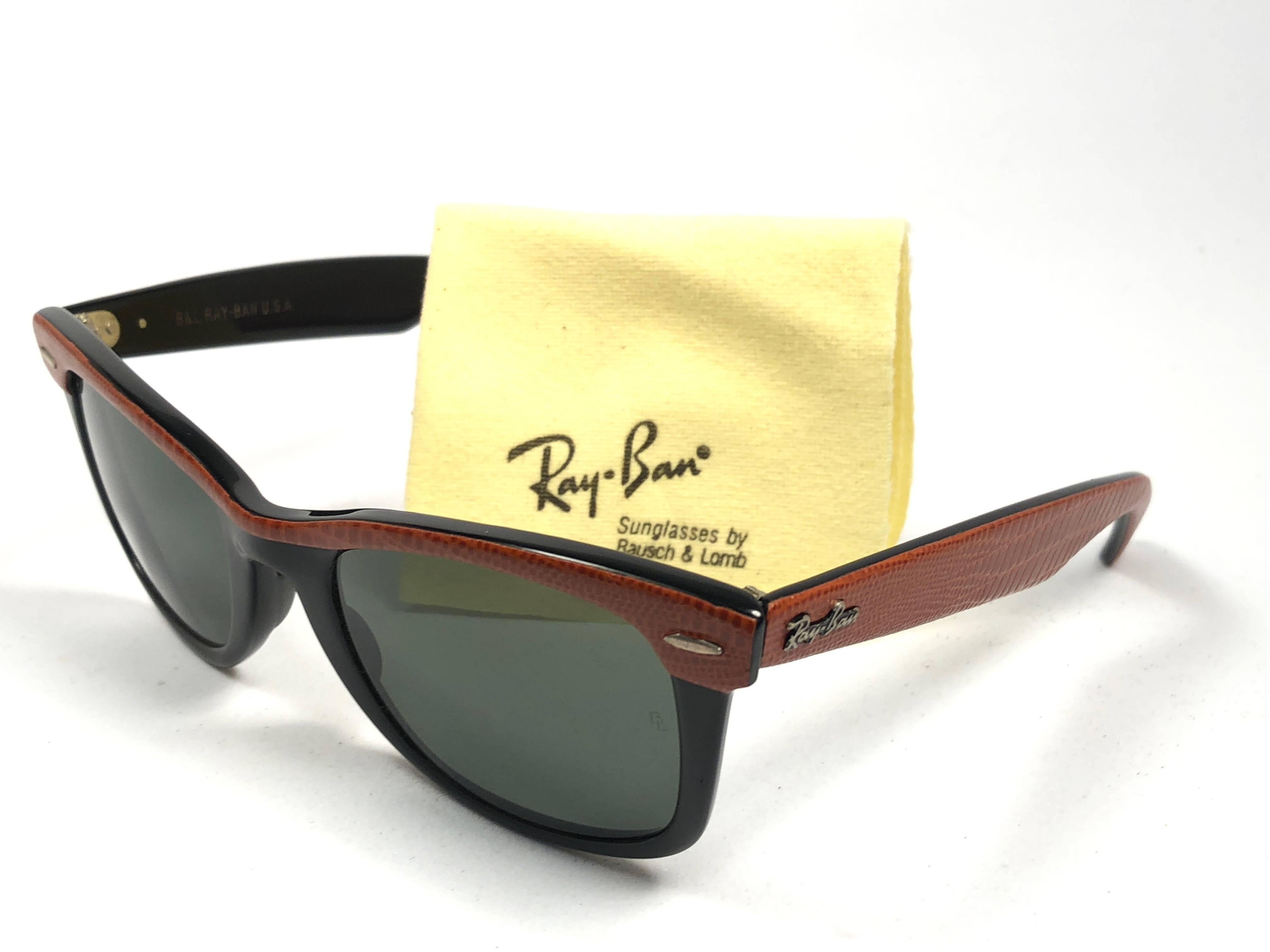 Nuovi occhiali da sole Ray-Ban Wayfarer in pelle arancione con lenti grigie G15 USA anni '80 In condizioni ottime in vendita a Baleares, Baleares