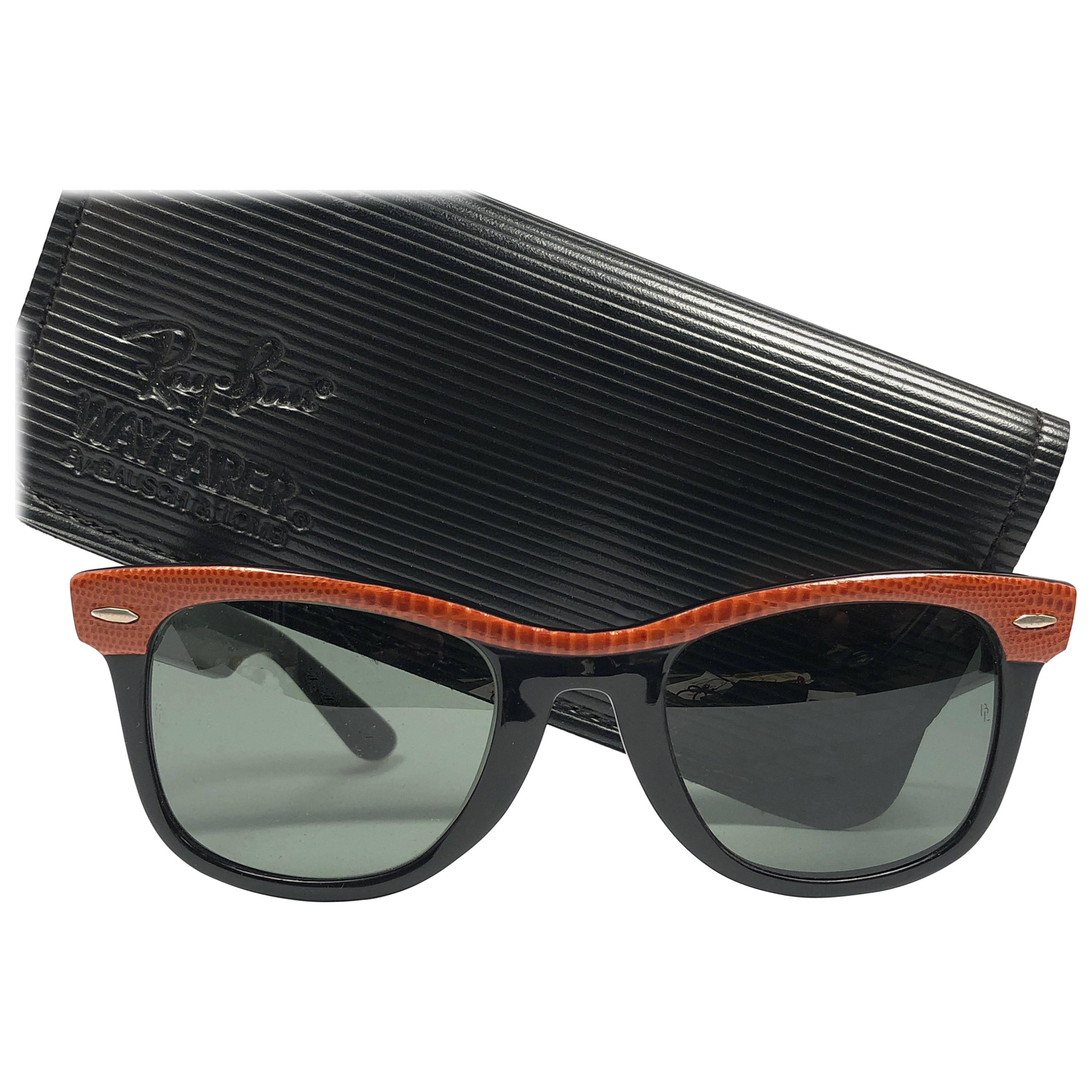 Nuovi occhiali da sole Ray-Ban Wayfarer in pelle arancione con lenti grigie G15 USA anni '80 in vendita