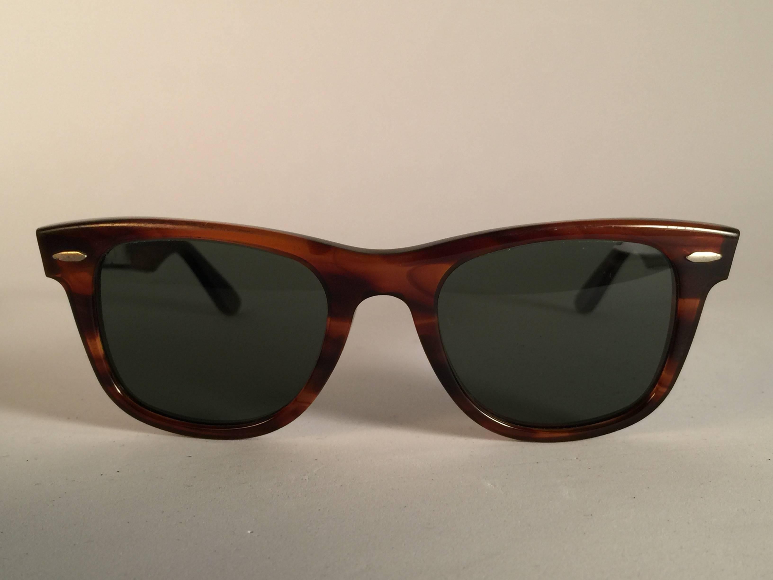 New classic Wayfarer in tortoise smallest size available.
Please notice that this item is nearly 40 years old and could show some storage wear on lenses.

New, ever worn or displayed. Made in USA.

FRONT : 13 CMS
LENS HEIGHT : 3.8 CMS
LENS WIDTH