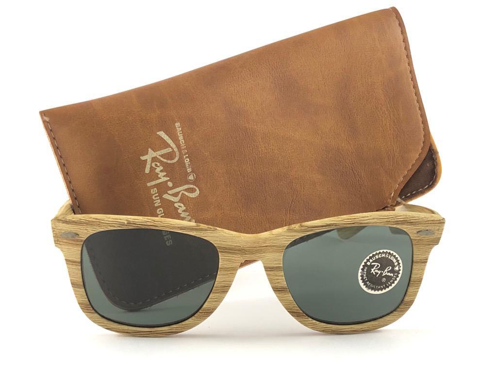 Neues und seltenes Sammlerstück die ultraseltene Ausgabe der klassischen Wayfarer: Die Woodies. 
Diese wurden in 3 Farben hergestellt, von hellbraun bis dunkelbraun. Dies ist die Drift Wood Edition. G15 grau Linsen. 5022, Die klassische Größe.