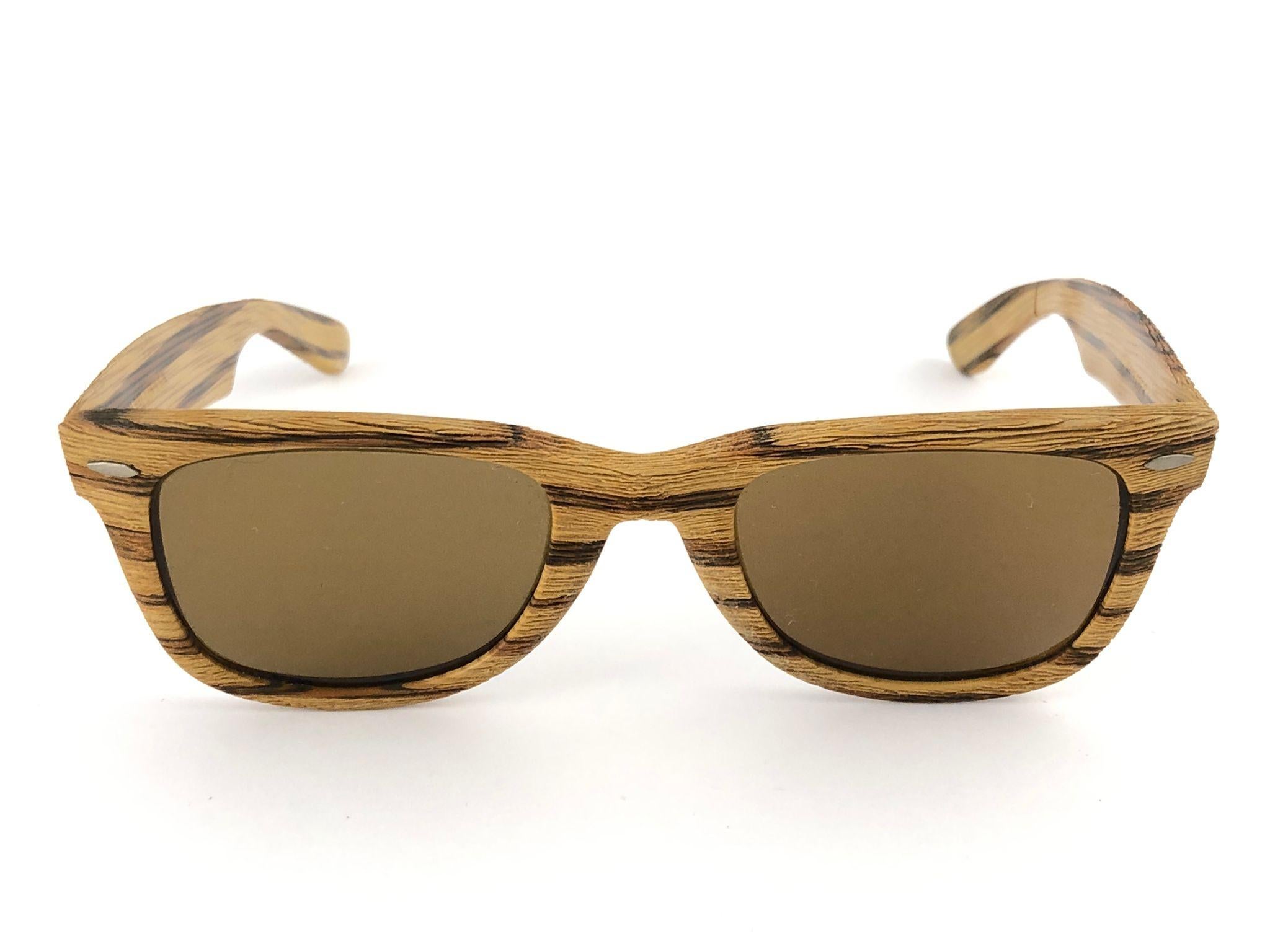 New and Rare collectors item the ultra rare edition of the classic Wayfarer: The Woodies. 
These were made in 3 colors, from light brown to dark brown. These are Teak Wood edition. B15 Brown Lenses. 5022, The classic size. 
Frame is new but has a