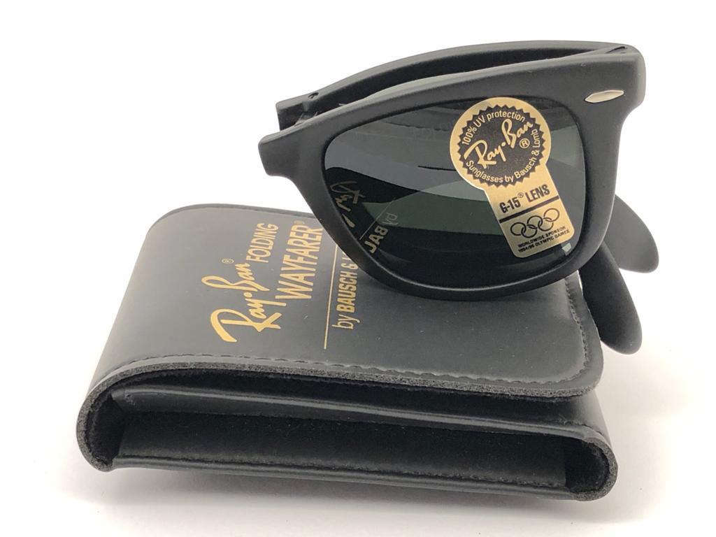 Small Wayfarer 1980's Wayfarer Folding in sleek black. 
Bausch and Lomb USA Made.
Straight out of the 1980's, This item have minor sign of wear due to storage.

A Piece of sunglasses history. 