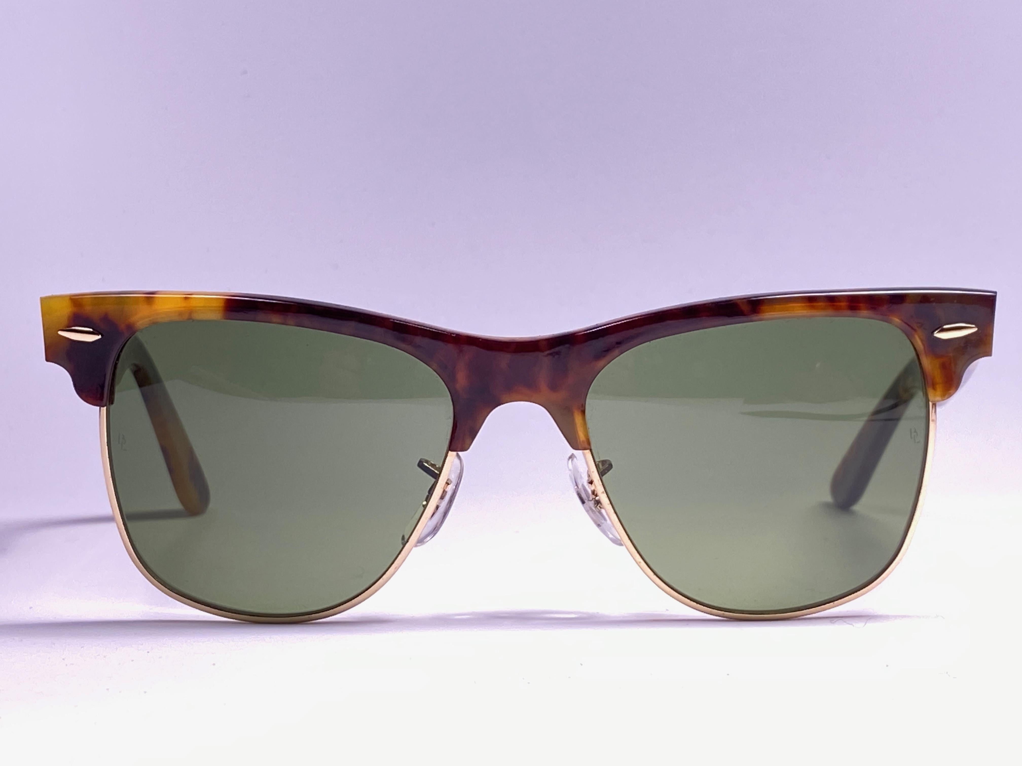 






New classic Wayfarer Max in medium tortoise. 
B&L etched in both RB3 green lenses. 
Please notice that this item is nearly 40 years old and show some storage wear.  

Made in USA.