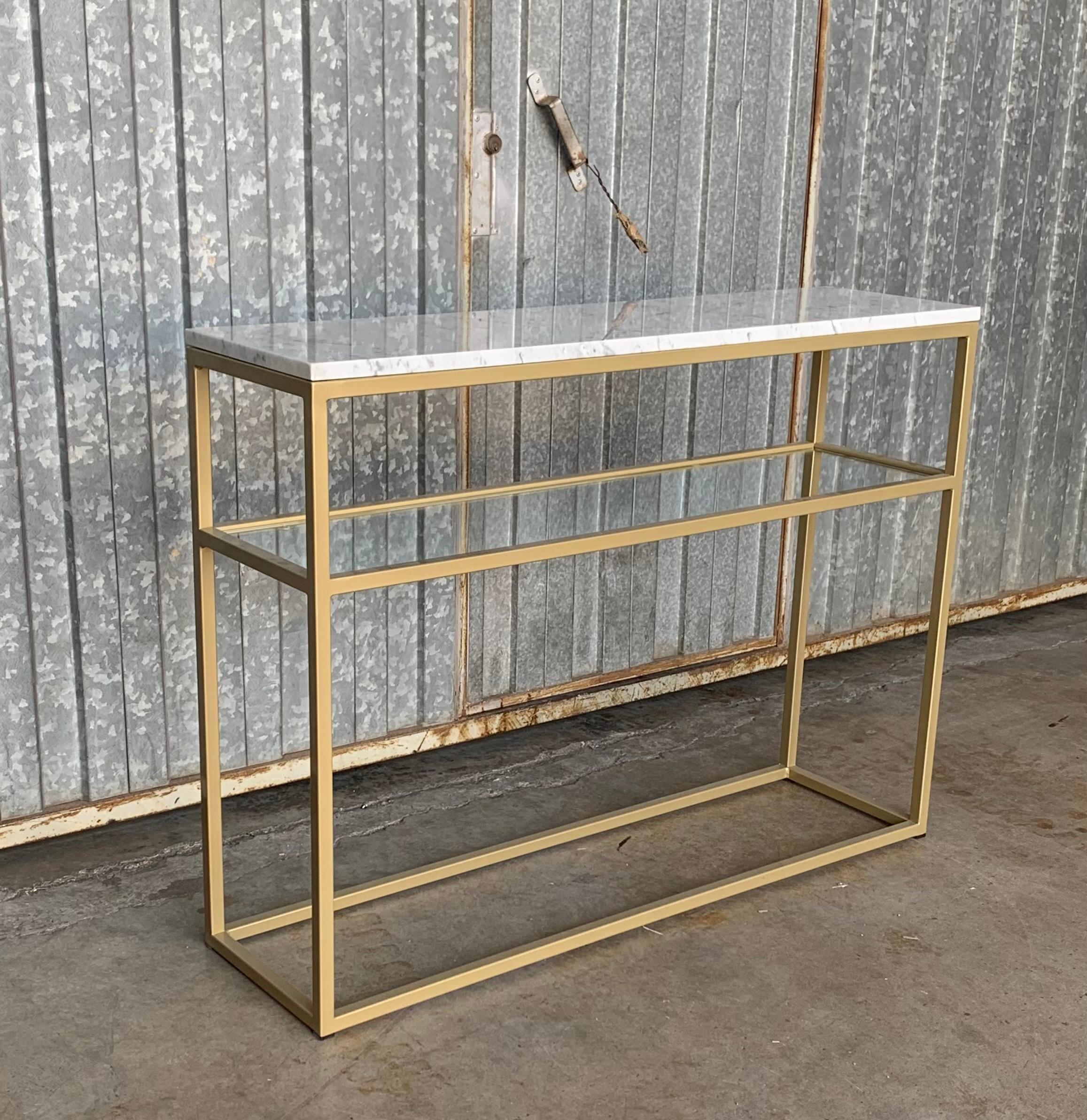 Neuer rechteckiger Konsolentisch aus vergoldetem Eisen mit Marmorplatte und zwölf Glasscheiben (Spanisch) im Angebot