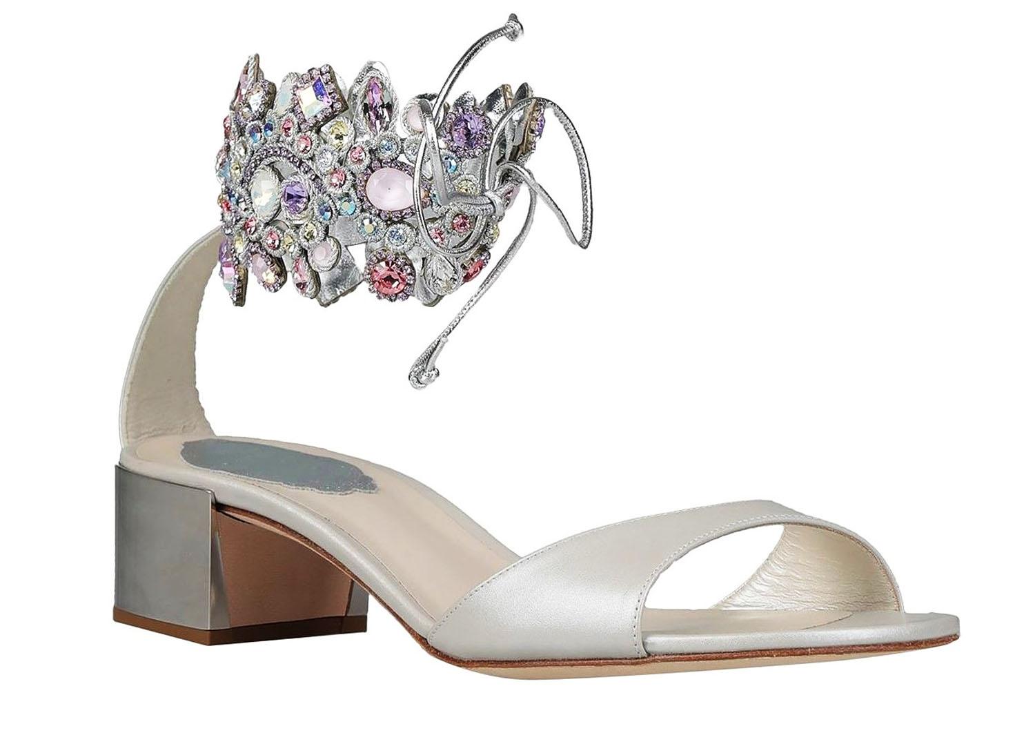 New Rene Caovilla Gray Leather Jeweled Flats Sandals
Sizes available - 36, 37, 40. ( US 6, 7, 10 )
Lamb Leather, Soft Gray Color, Ankle Jeweled Wrap, Front Tie Closure, Silver-Tone Metallic Heel - 1.5 inches.
Made in Italy.
New with box.
