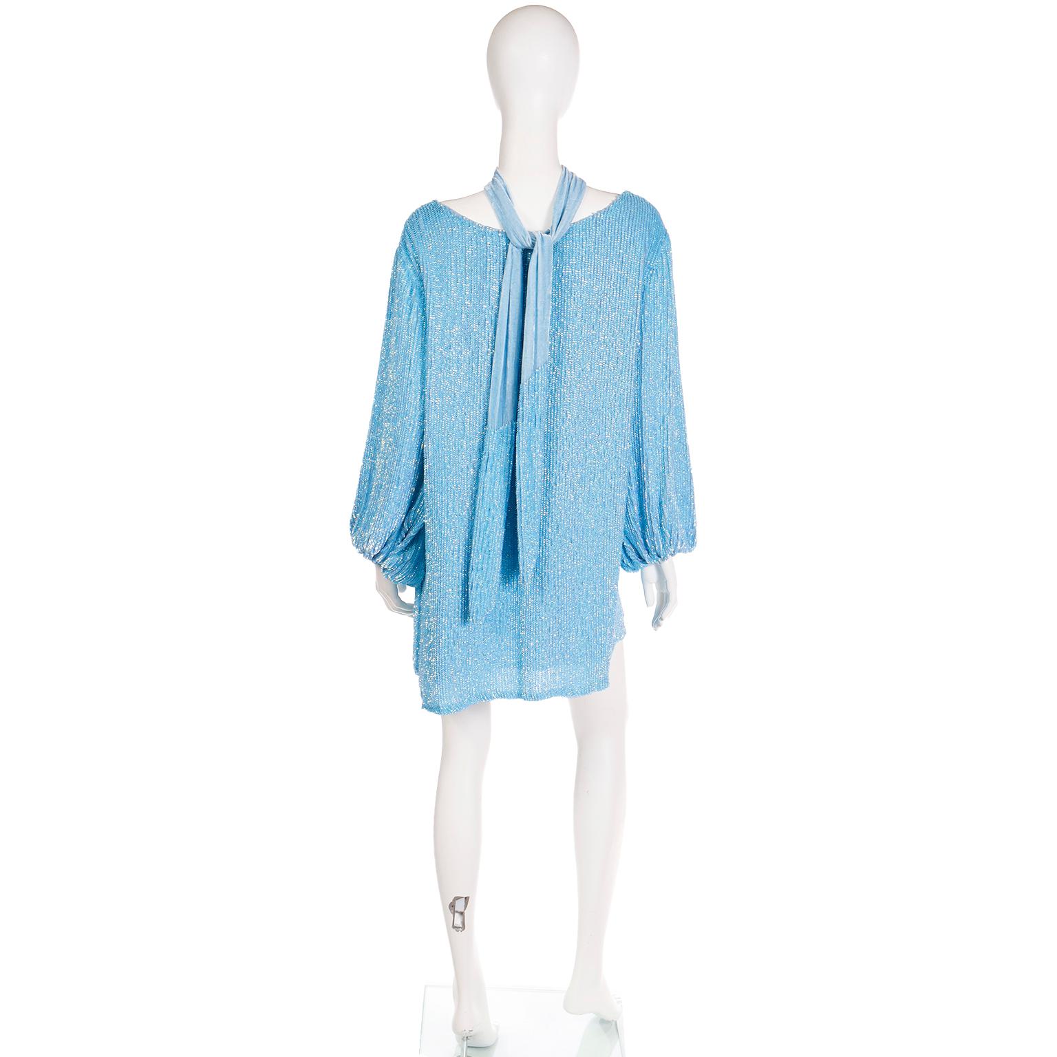 Neues Retrofete Blaues Pailletten-Minikleid oder Tunika- & Schärpe-Gürtel oder Schal mit Etiketten Damen im Angebot