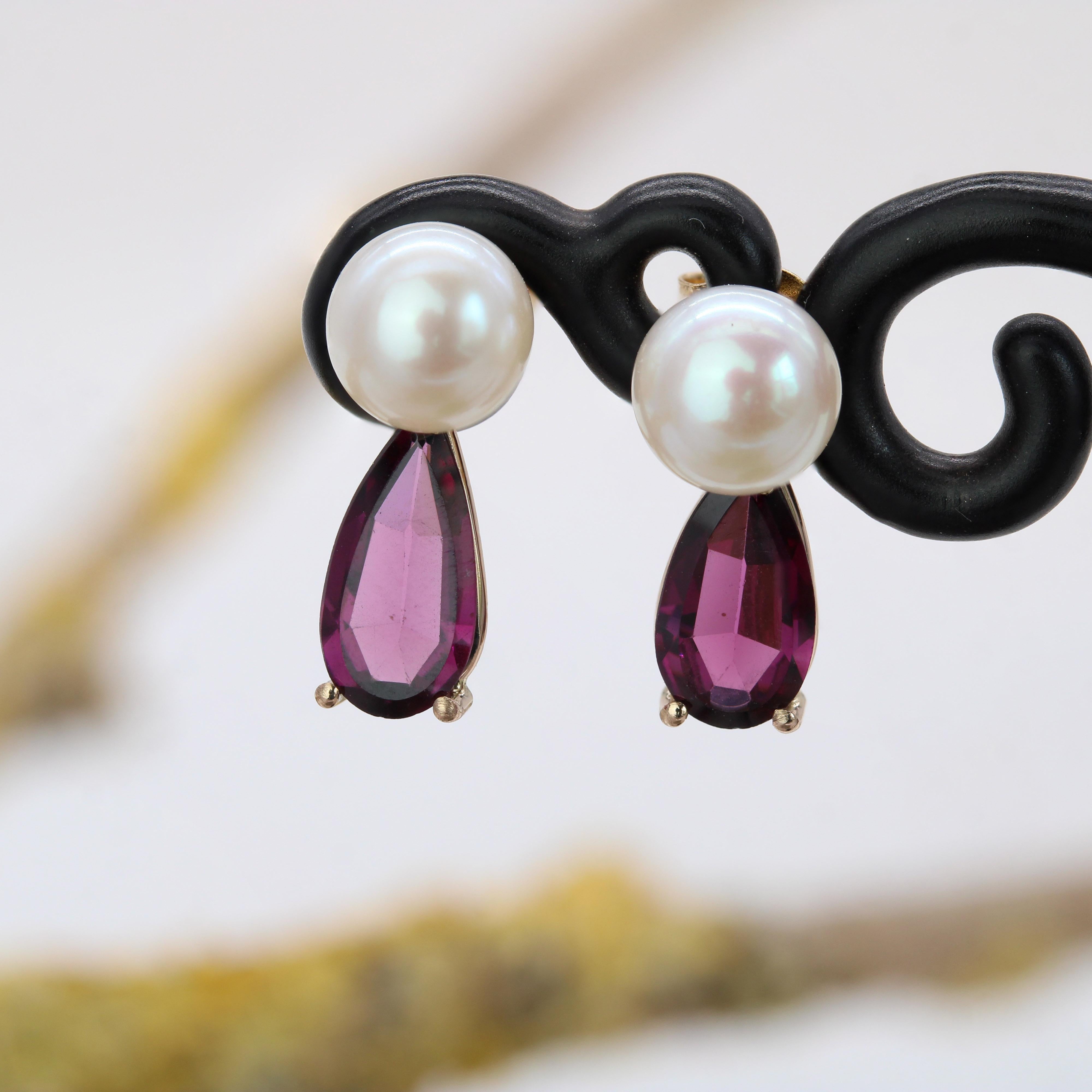 Pendientes colgantes de oro amarillo de 18 quilates con perla tallada de granate rodolita nuevo Contemporáneo en venta