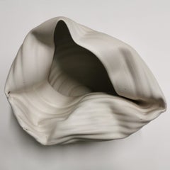 Forme ouverte blanche côtelée, Vase, Sculpture intérieure ou Vase, Objet d'Art