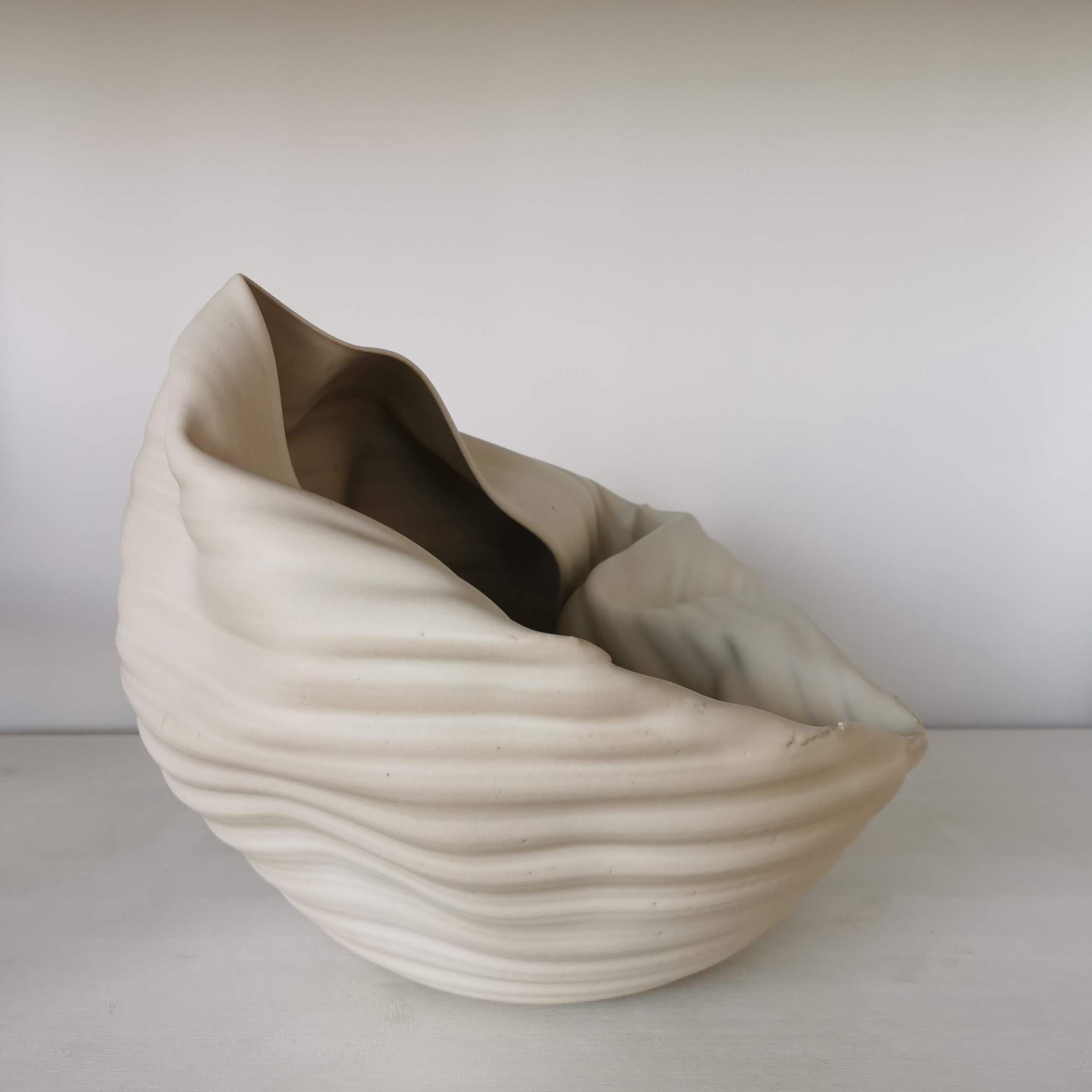 XXIe siècle et contemporain Forme ouverte blanche côtelée, Vase, Sculpture intérieure ou Vase, Objet d'Art en vente