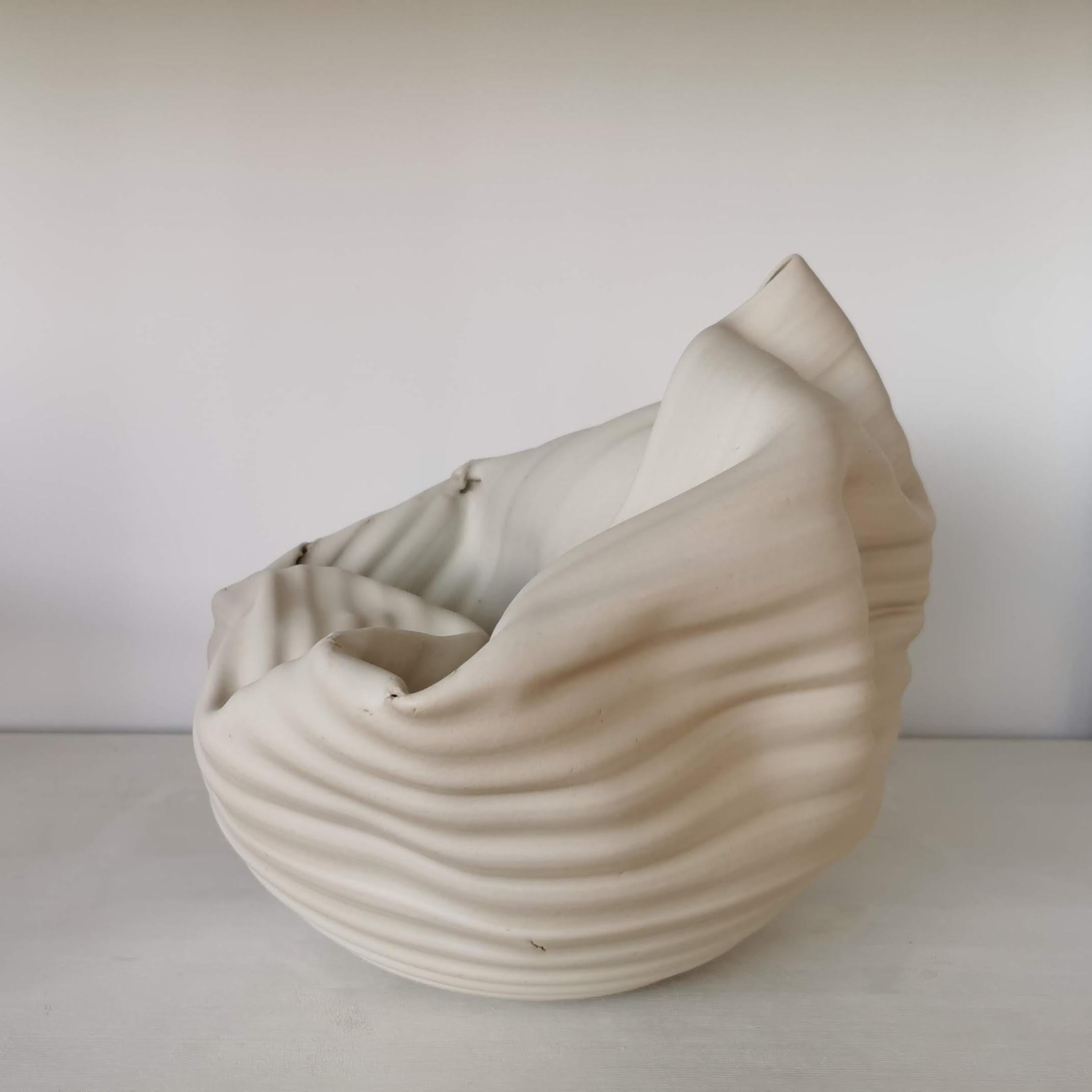 Forme ouverte blanche côtelée, Vase, Sculpture intérieure ou Vase, Objet d'Art en vente 2