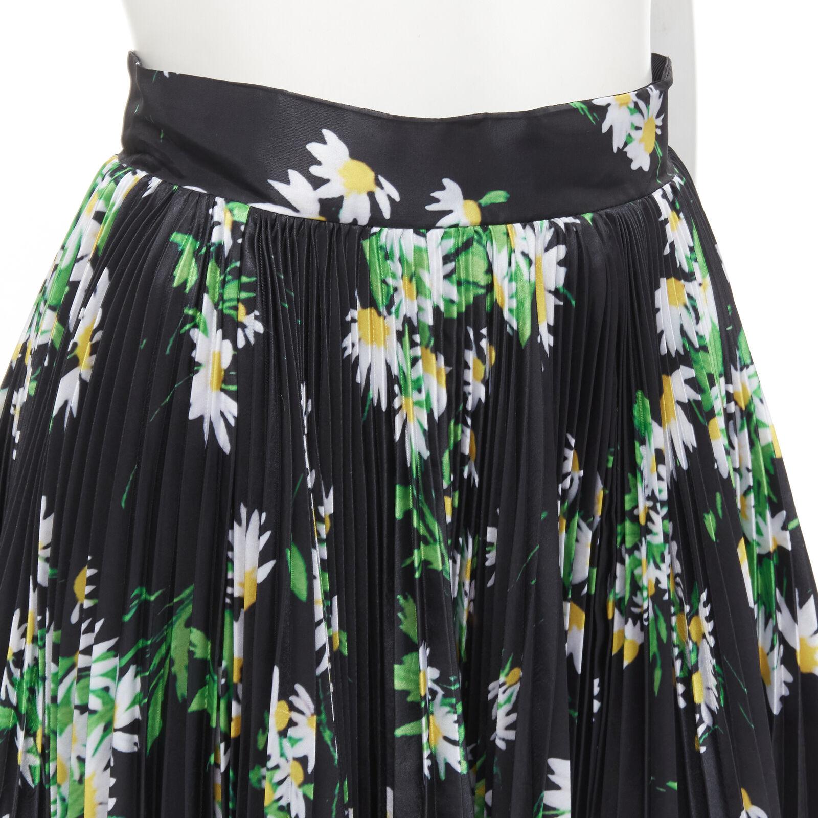new RICHARD QUINN 2020 green black daisy floral A-line pleated midi skirt UK8 S
Reference: AAWC/A00389
Brand: Richard Quinn
Collection: 2020 - Runway
Material: Polyester
Color: Multicolour
Pattern: Floral
Closure: Zip
Lining: