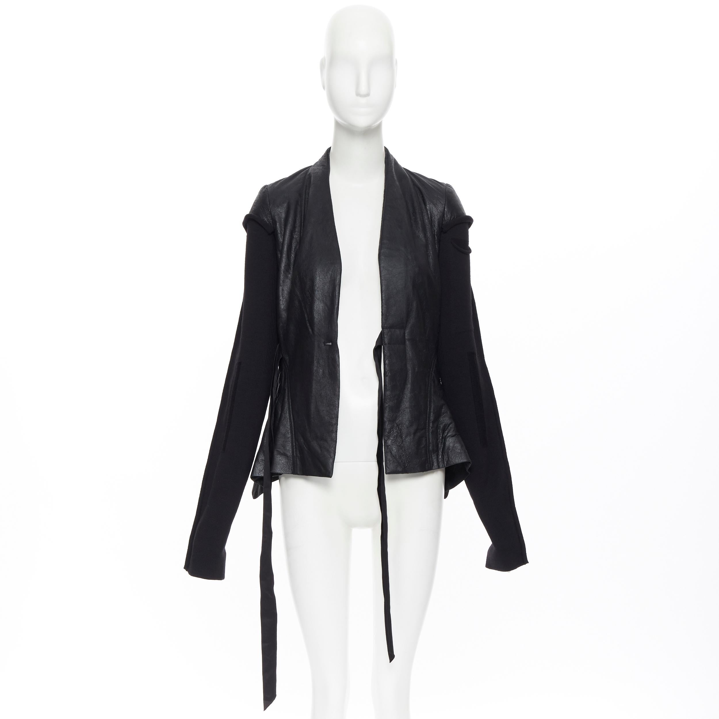 new RICK OWENS AW18 Wrap Princess deconstructed sleeves fitted leather jacket XS
Brand: Rick Owens
Designer: Rick Owens
Collection: AW18
Model Name / Style: Wrap Princess
Material: Leather, wool
Color: Black
Pattern: Solid
Closure: Tie
Extra Detail: