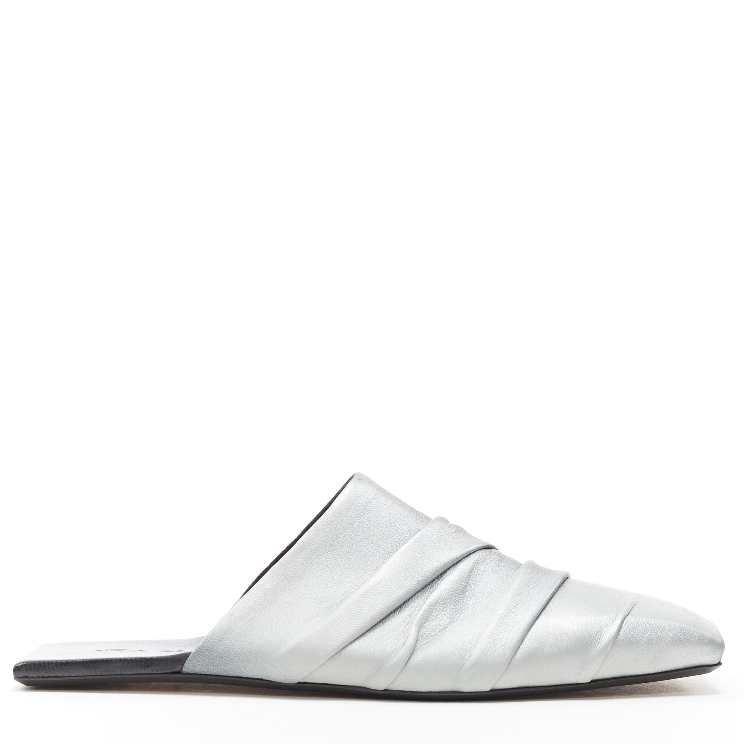 new RICK OWENS black silver painted leather draped square toe flats slipper EU37
Brand: Rick Owens
Designer: Rick Owens
Collection: Fall Winter 2018
Model Name / Style: Draped slippers
Material: Leather
Color: Black
Pattern: Solid
Closure: Slip