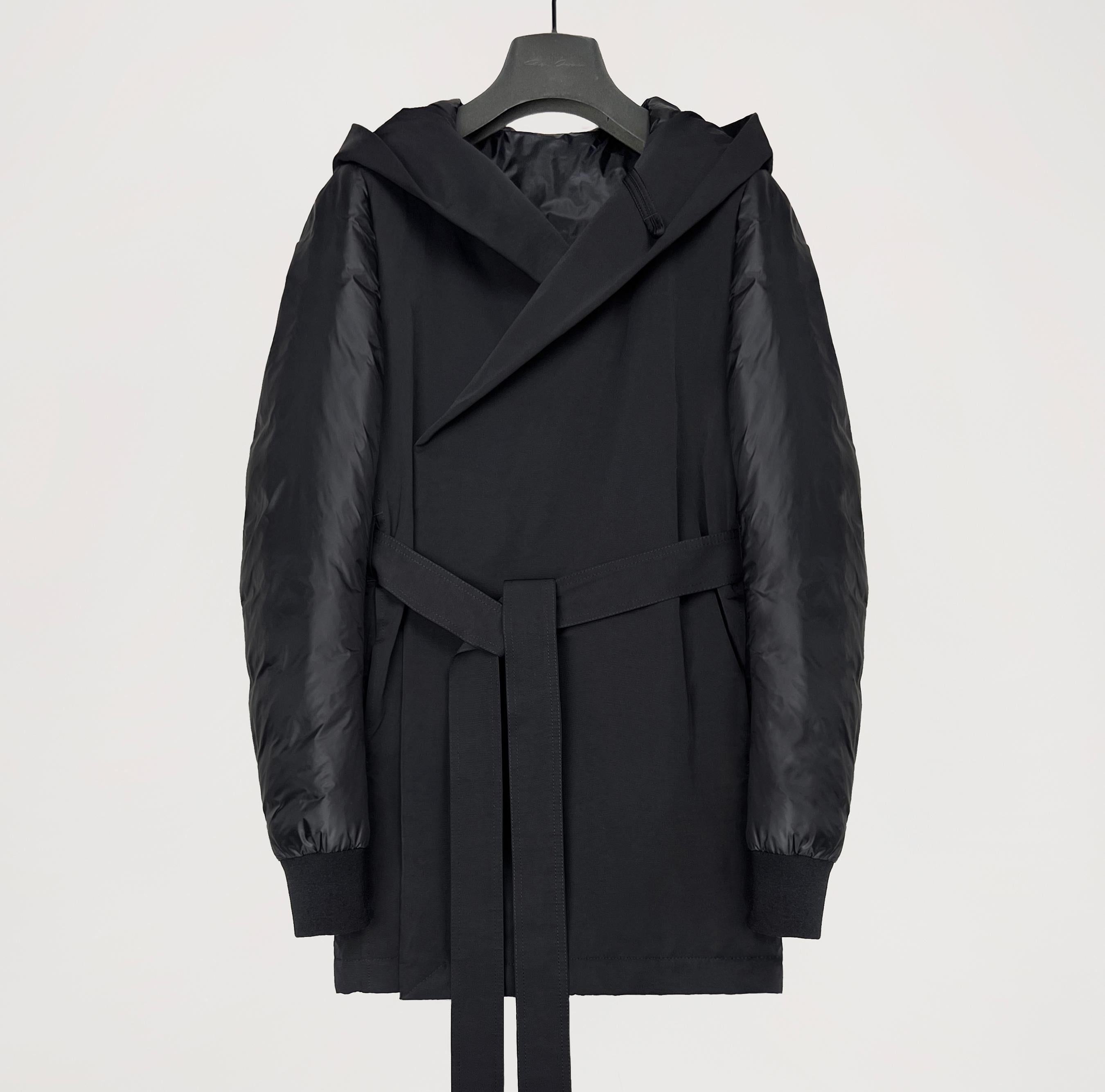Nuovo con tag
Rick Owens
cappotto con cappuccio in piuma d'oca
collezione in passerella: Plinth A/I 2013

 

taglia IT52
colore: nero
prodotto in Italia
codice: RU13F09024-MU

esterno: 65% nylon + 35% poliuretano
Pad: 70% piuma d'oca + 30% piume