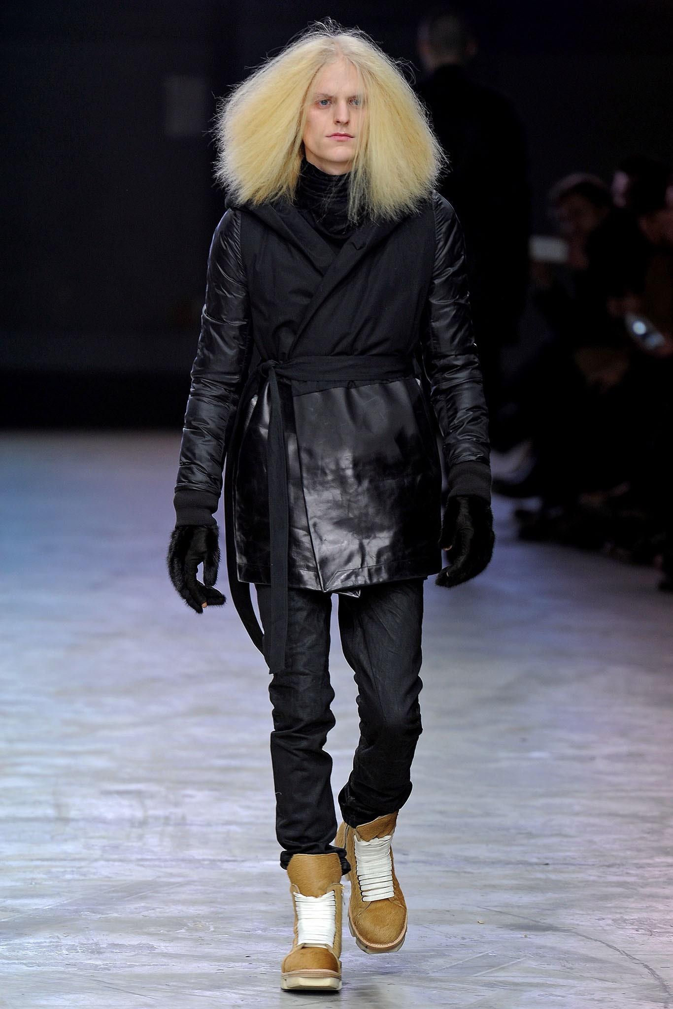 Nero Nuova collezione in passerella di cappotti in piuma d'oca di Rick Owens: Plinto A/I 2013 in vendita