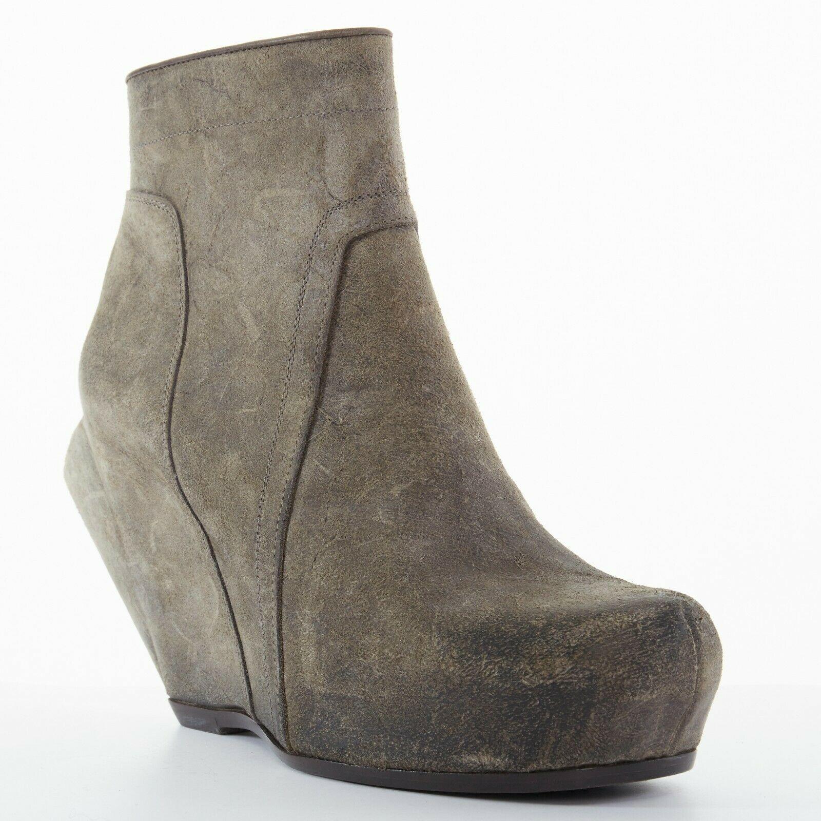 new RICK OWENS grey distressed leather angular sculpted wedge bootie heel EU40
RICK OWENS
Dust grey leather. Distressed fabrication on leather upper. Rounded toe. Hidden wedge. Architectural sculpted heel design. Silver tone zipper and snap button