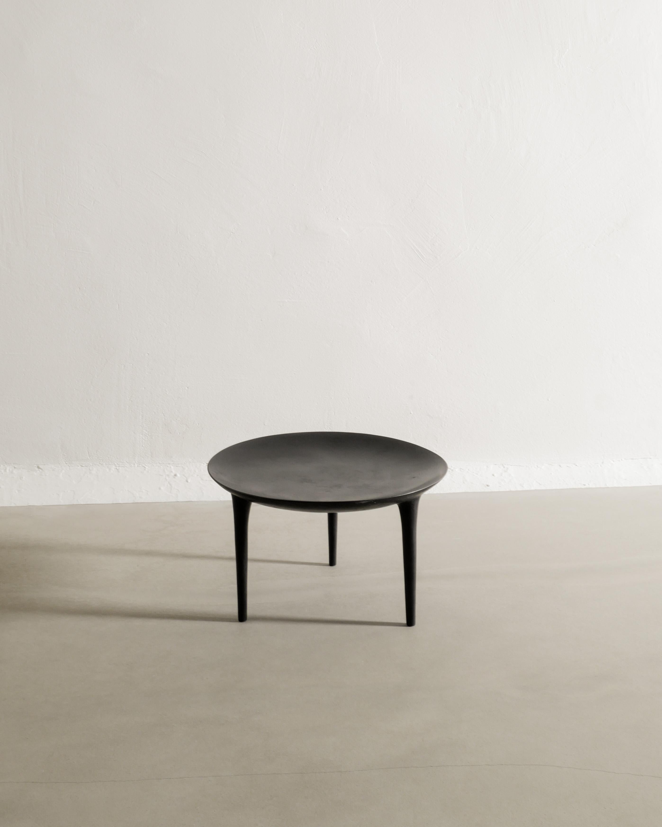 Neuer runder, niedriger Rick Owens-Beistelltisch mit Brazier aus schwarzer Bronze, hergestellt in Frankreich (Moderne der Mitte des Jahrhunderts) im Angebot