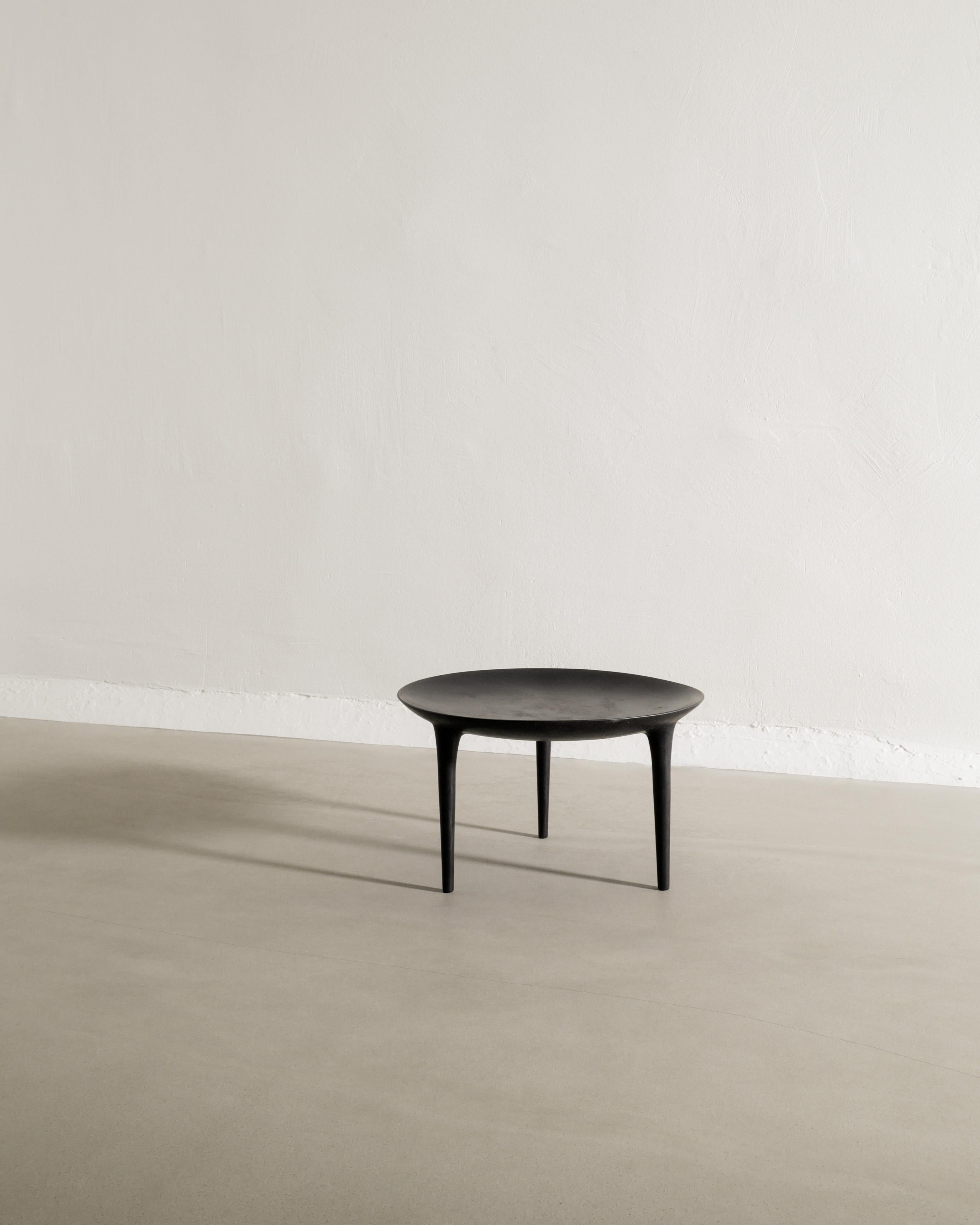 Neuer runder, niedriger Rick Owens-Beistelltisch mit Brazier aus schwarzer Bronze, hergestellt in Frankreich im Zustand „Hervorragend“ im Angebot in Stockholm, SE