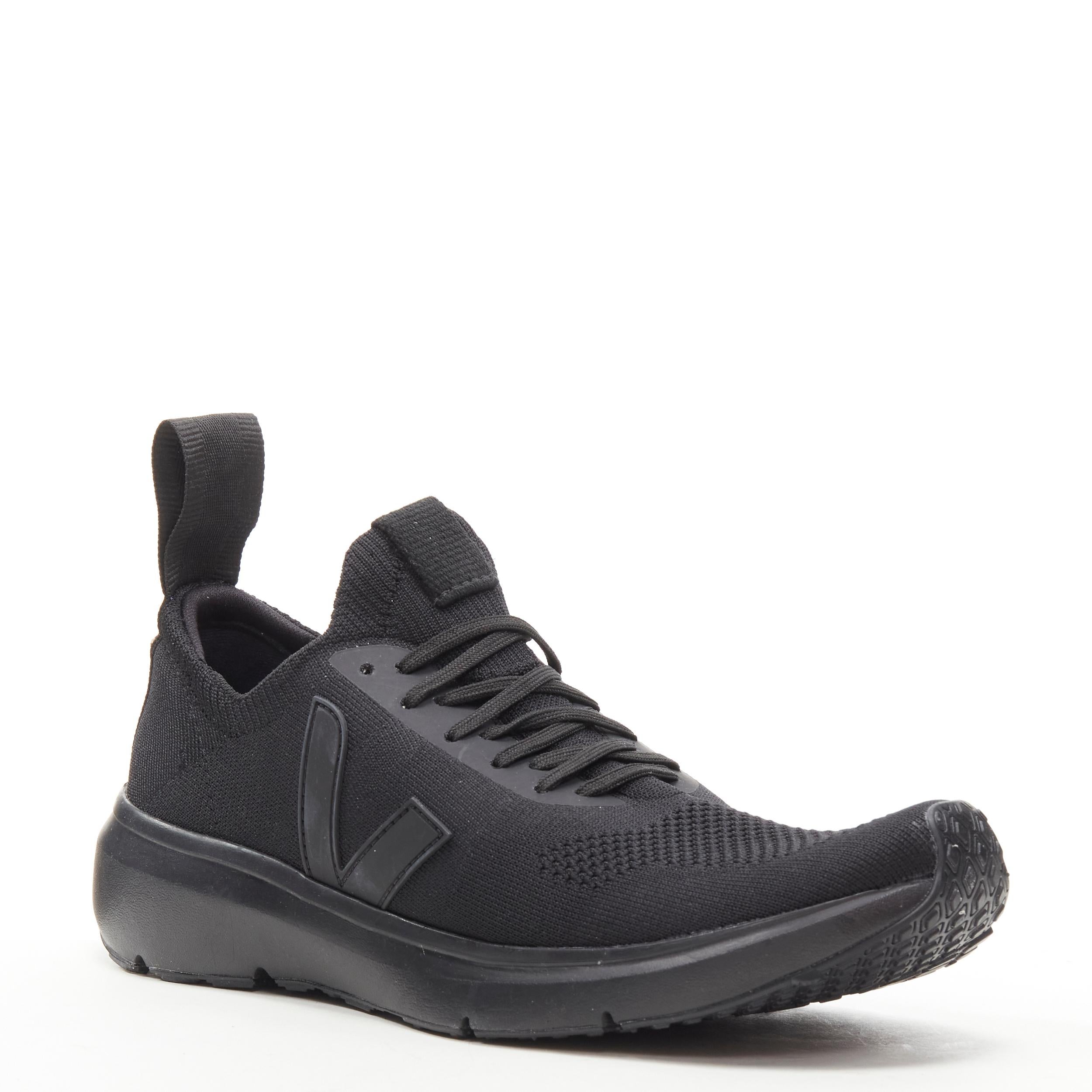 new RICK OWENS VEJA Runner Style 2 V-Knit Black sneaker EU41 
Reference: TGAS/C00631 
Brand: Rick Owens X Veja 
Designer: Rick Owens 
Model: Runner Style 2 V-Knit Collection: Veja collaboration Runway 
Material: Fabric 
Color: Black 
Pattern: Solid