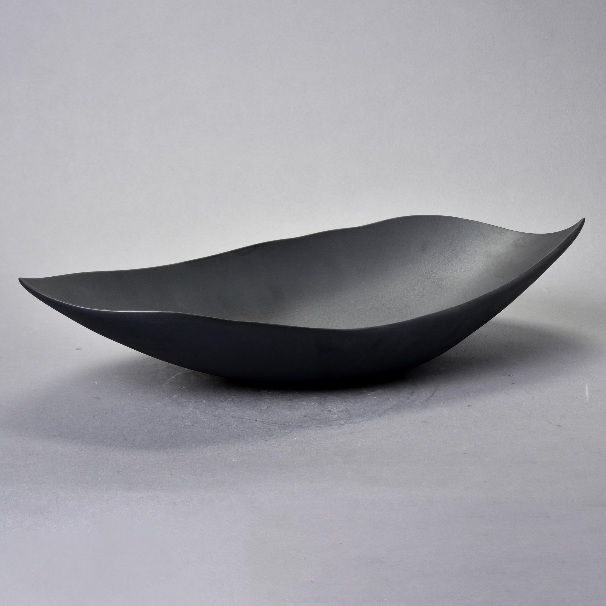 Nuevo cuenco de Studio Pottery de Rina Menardi. El cuenco Barchetta es un cuenco poco profundo, de centro alargado y borde irregular. Forma escultural de paredes finas, esmaltada en negro claro, que es un negro suave de acabado mate. Neutro perfecto