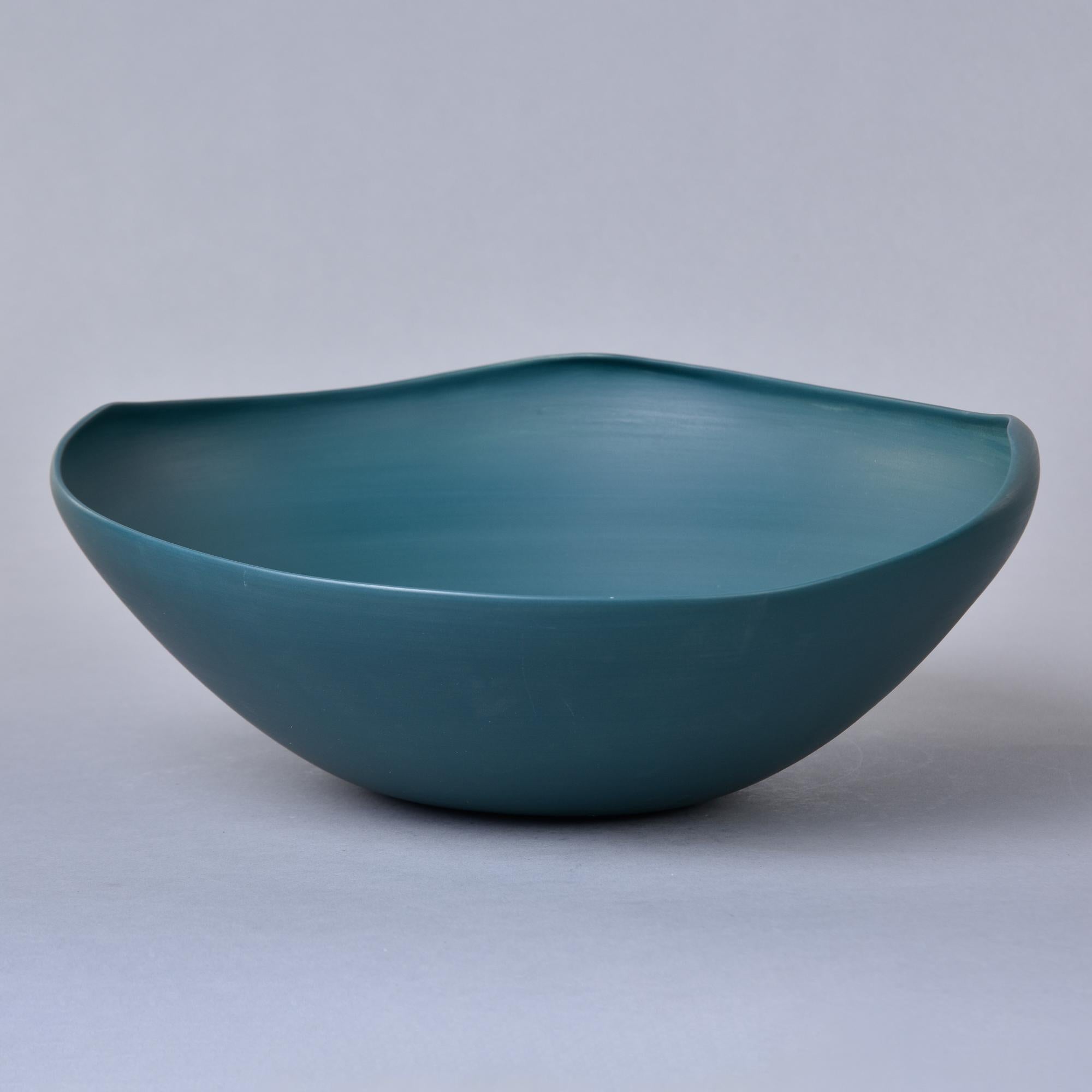 Diese neue, aus Italien importierte Keramikschale von Rina Menardi ist eine dünnwandige Keramikschale mit einem unregelmäßigen Rand und einer satten, blaugrünen Glasur. Auf der Unterseite des Sockels befindet sich eine Herstellermarke. Neu und ohne