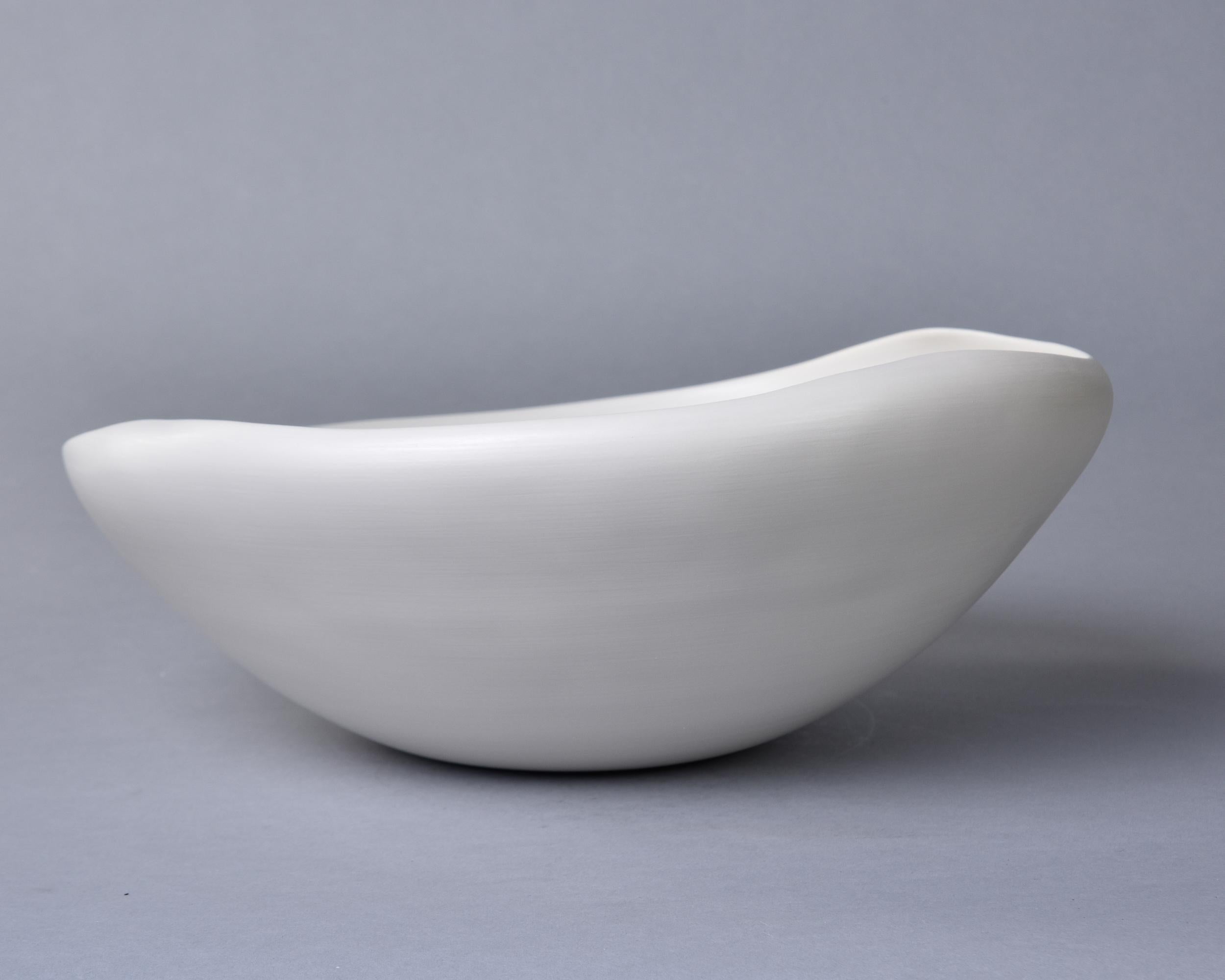 Rina Menardi: Conchiglia-Schale mit Leinenglasur, Medium (Keramik) im Angebot
