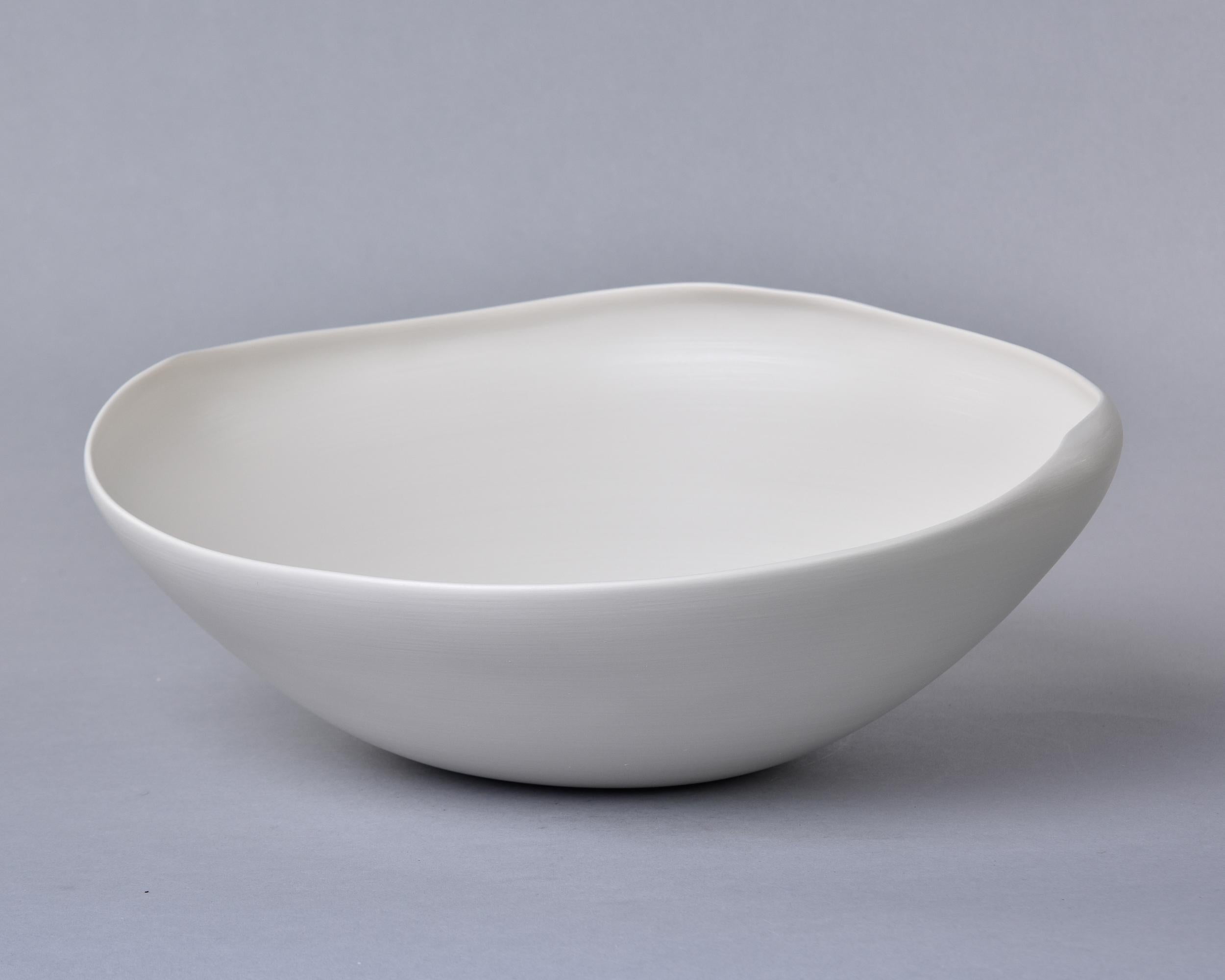 New Rina Menardi Medium Conchiglia Bowl in Linen Glaze For Sale 1