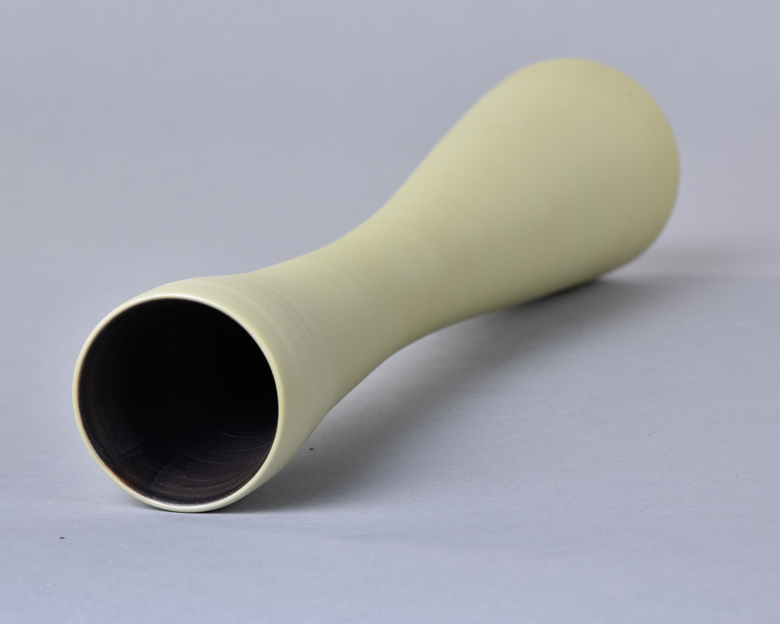 Ceramica Nuovo Vaso a flute alto in ceramica di Rina Menardi in Pistacchio chiaro in vendita