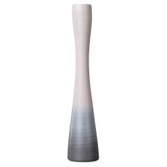 Rina Menardi, große Flute-Vase in geformter grauer Glasur, neu
