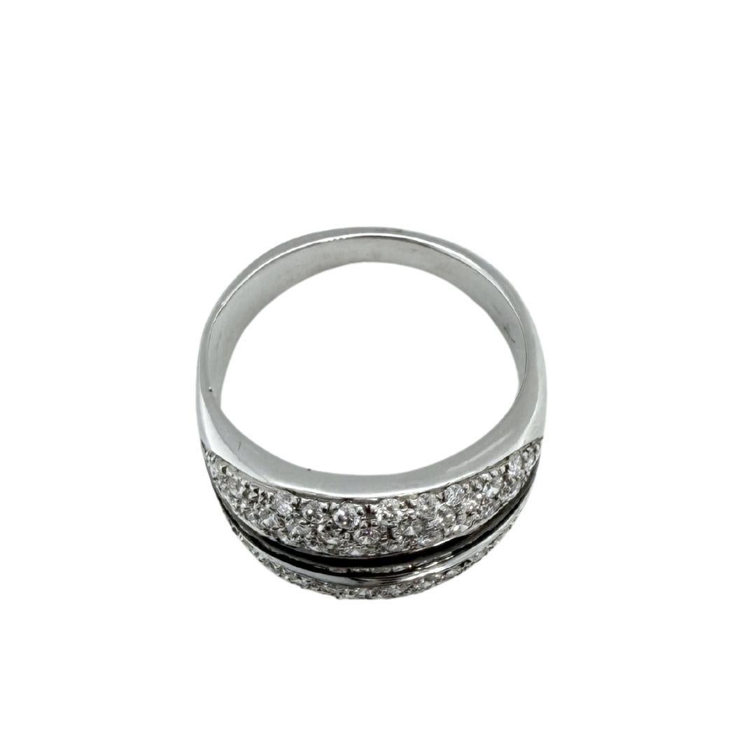 L'anello TIMELESS incarna la grazia duratura e la pura armonia dell'artigianato italiano. Realizzata a mano in oro bianco 18 carati (6,50 g), questa elegante creazione è impreziosita da 1,64 carati di diamanti naturali, di colore G e purezza VS,