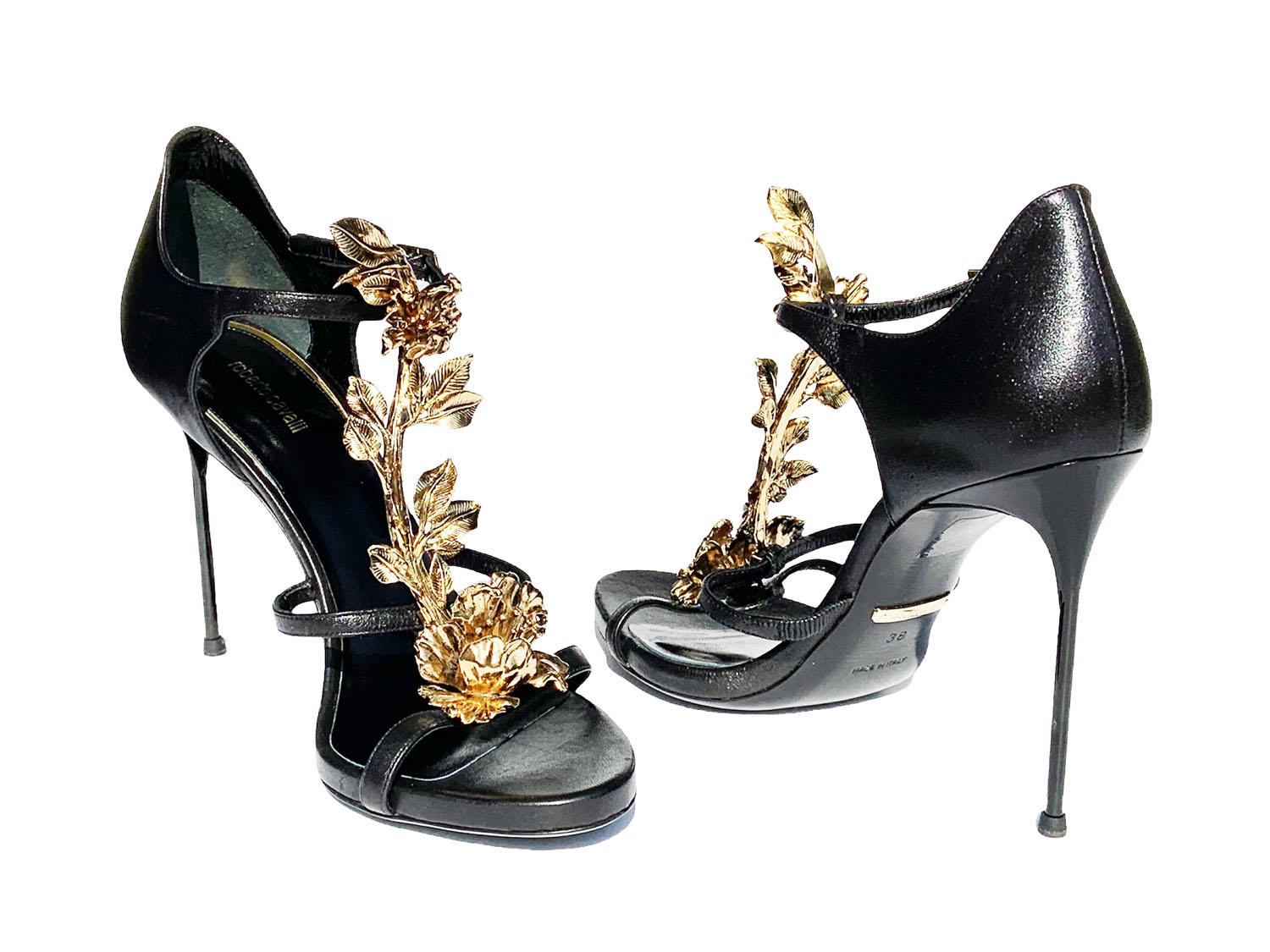New Roberto Cavalli 3 D Gold Tone Flowers Embellished T-Strap Sandals It 38 US 8 In New Condition For Sale In Montgomery, TX