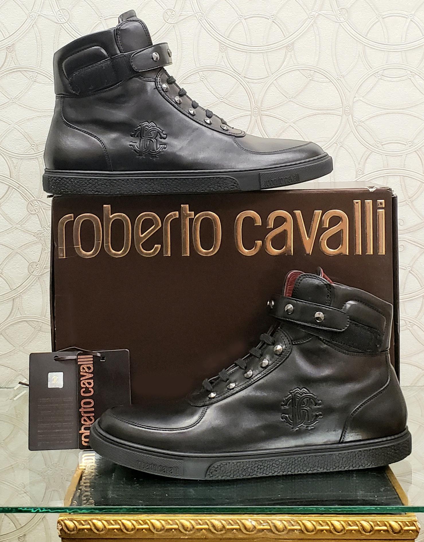 ROBERTO CAVALLI 



MEN'S STUDDED HIGH TOP SNEAKERS

These all weather sneakers is constructed from premium materials with incredible details for a comfortable luxurious fit.

Color: Black

Content: 100% Genuine leather

Studs

Rubber sole

Embossed